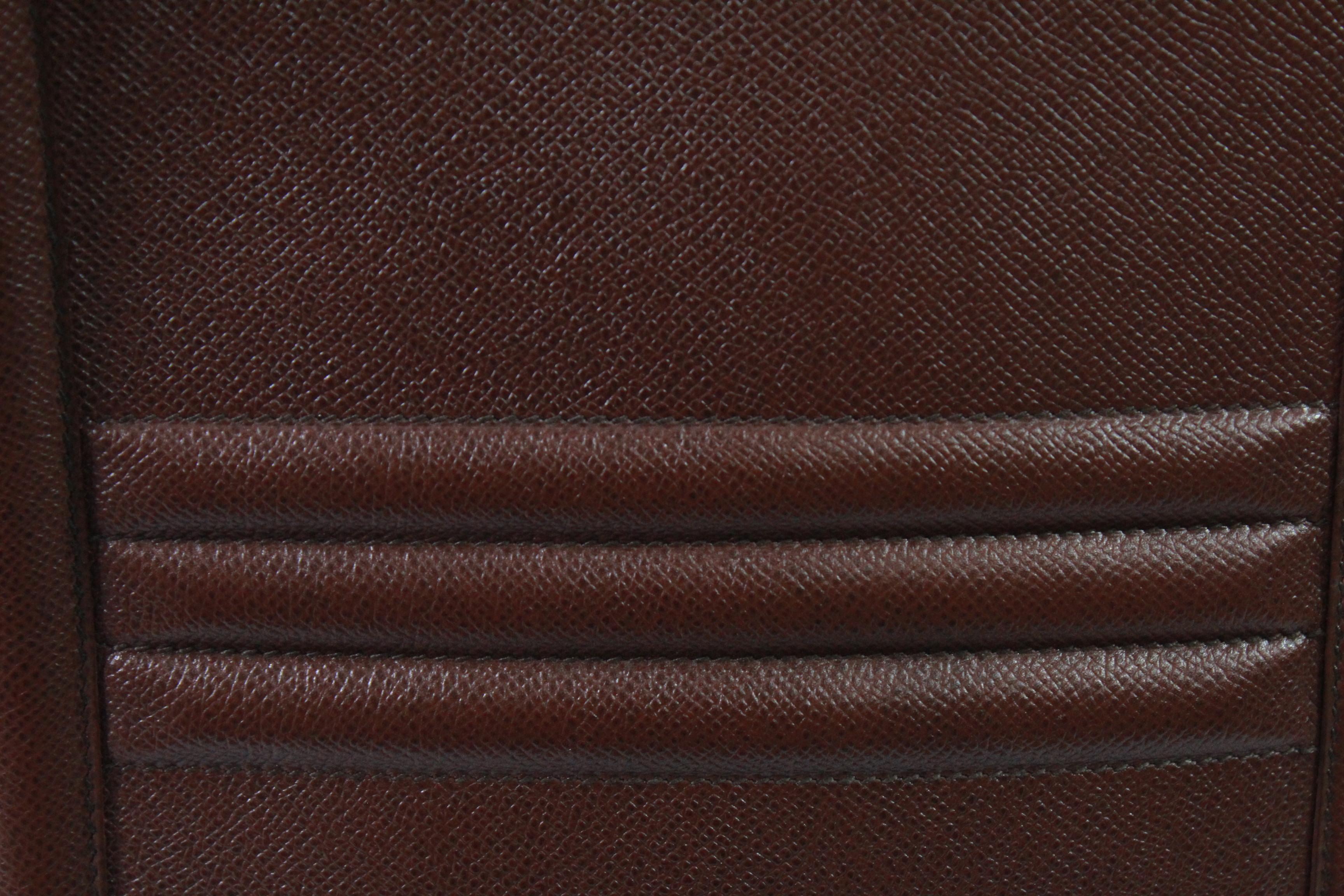 Vintage rare hermes bag representing the lock of the famous bags like kelly ou Birkin.

One zipped interior pocket

Goood condition some light signs of use.

Size 29x28 cm
