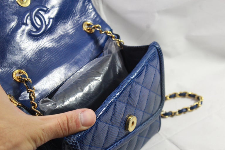 Chanel Vintage Blue Lizard Shoulder Bag In Good Condition For Sale In Paris, FR