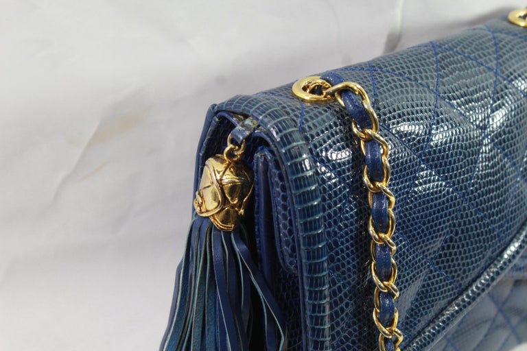 Chanel vintage bag in blue lizard

Good vintage condition, some signs of use. leathe ron the front slightly lighter than in the back due to use ( not really noticeable)

Chain in good condition

Double interior flap and zipped pocket. 

With card