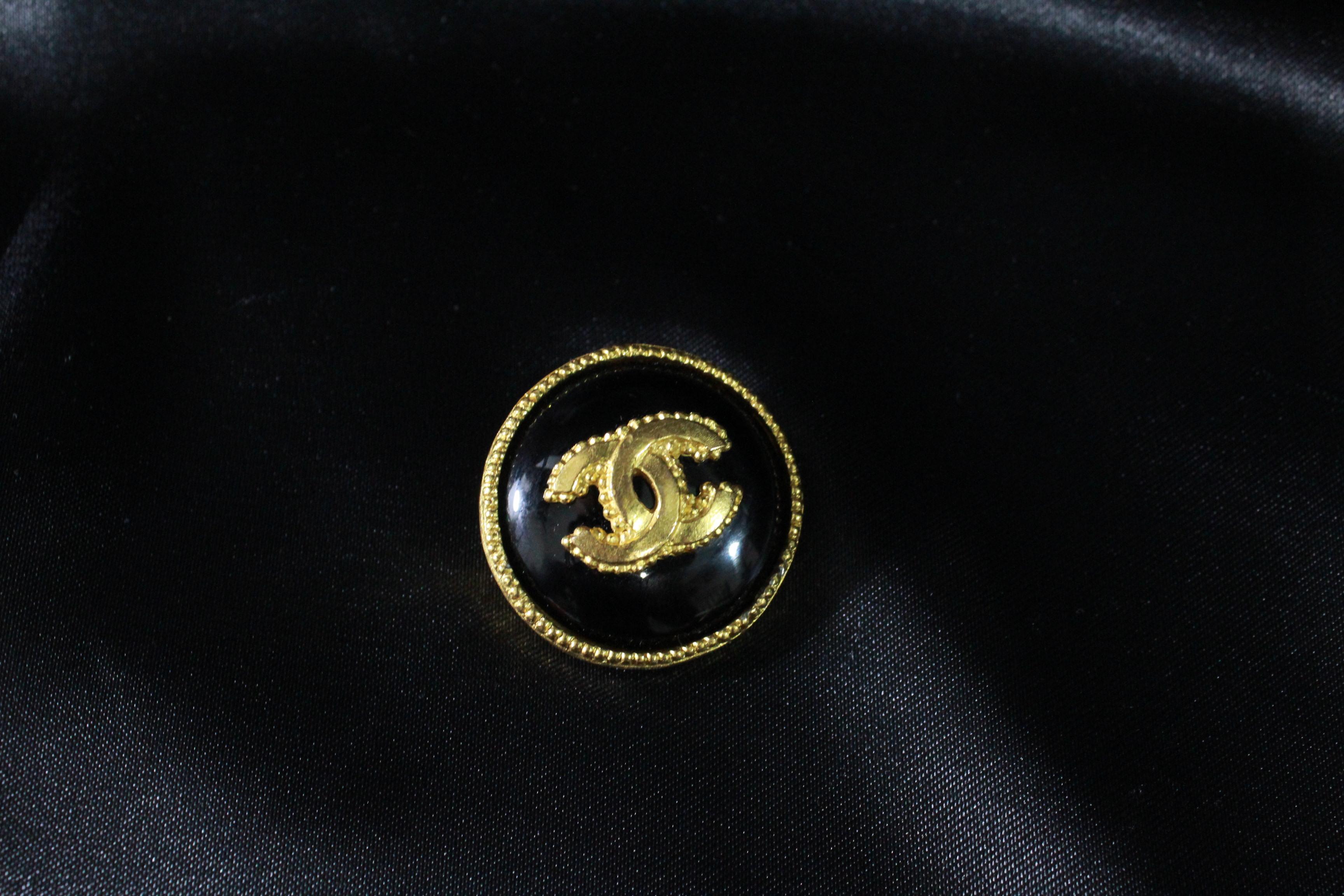 Vintage 1996 Chanel brooch in gold plated metal and black lacquer.
Diameter 3.5 cm
Marked 