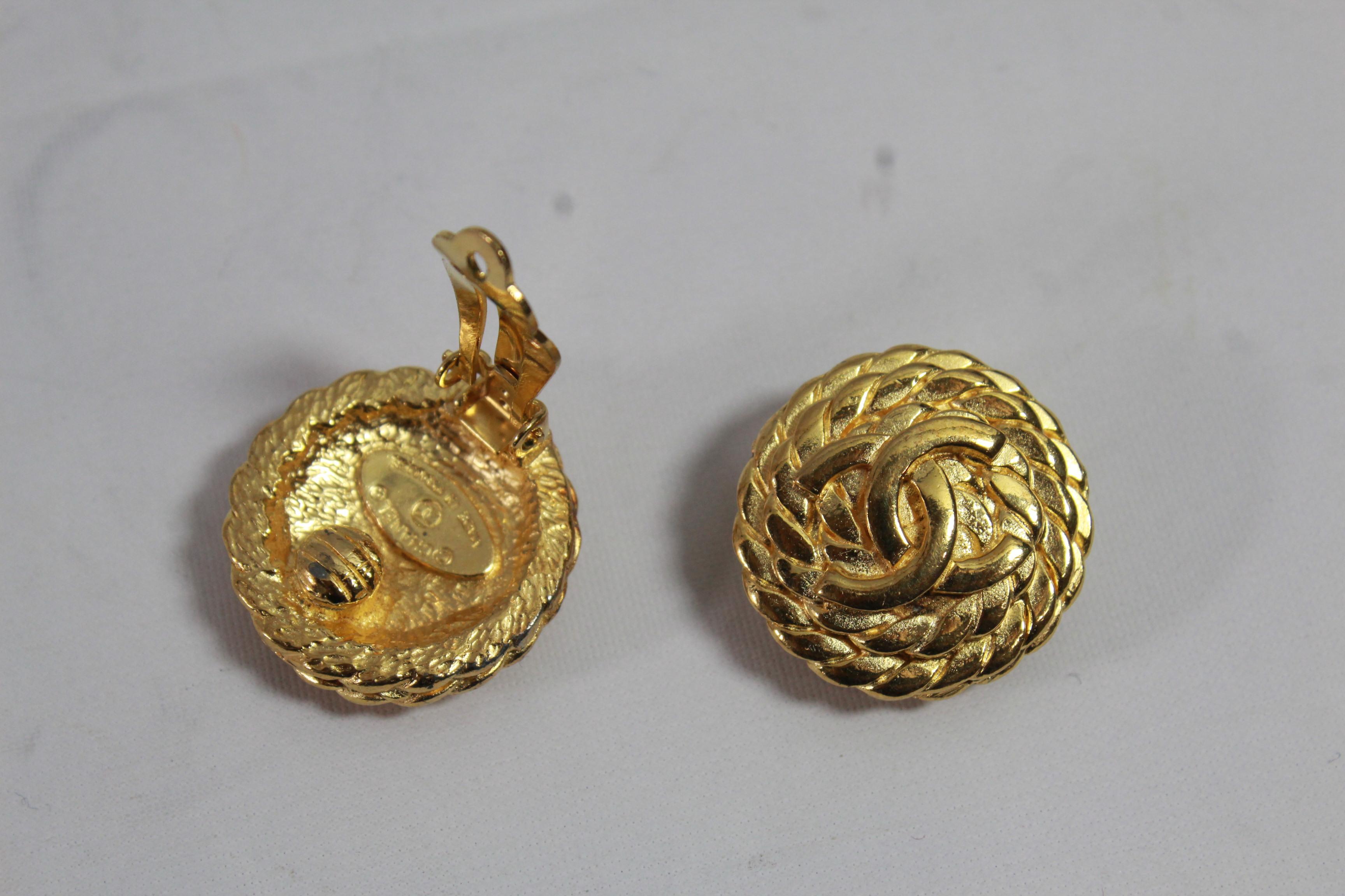 Vintage Chanel earrings in gold plated metal. 
Good vintage condition.
Size 2.5 cm
Clip system