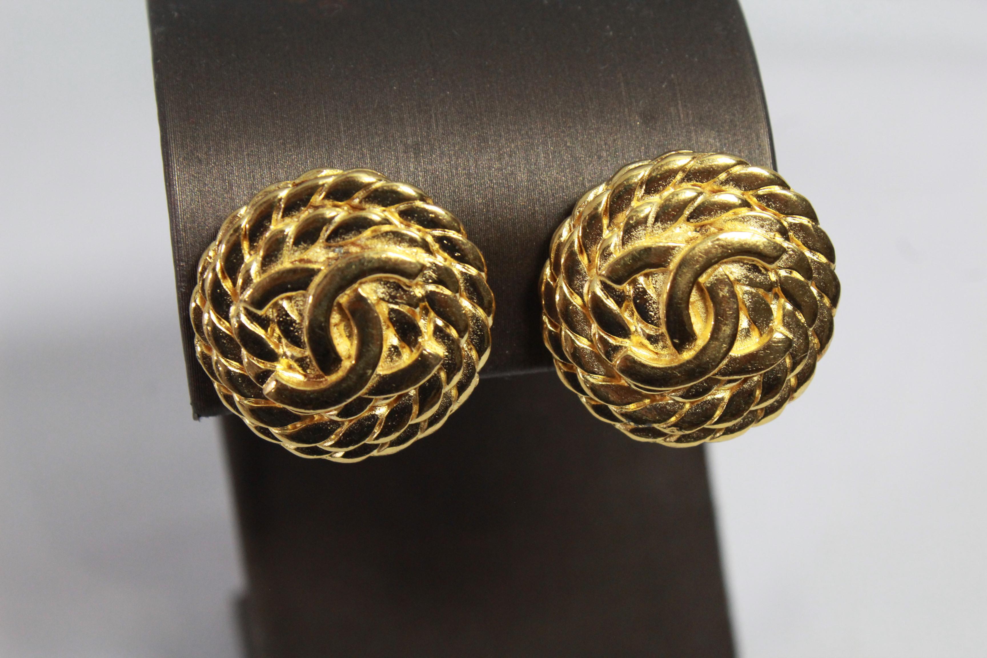 90's Chanel Vintage Double C Earrings in Gold-Plated Metal In Good Condition In Paris, FR