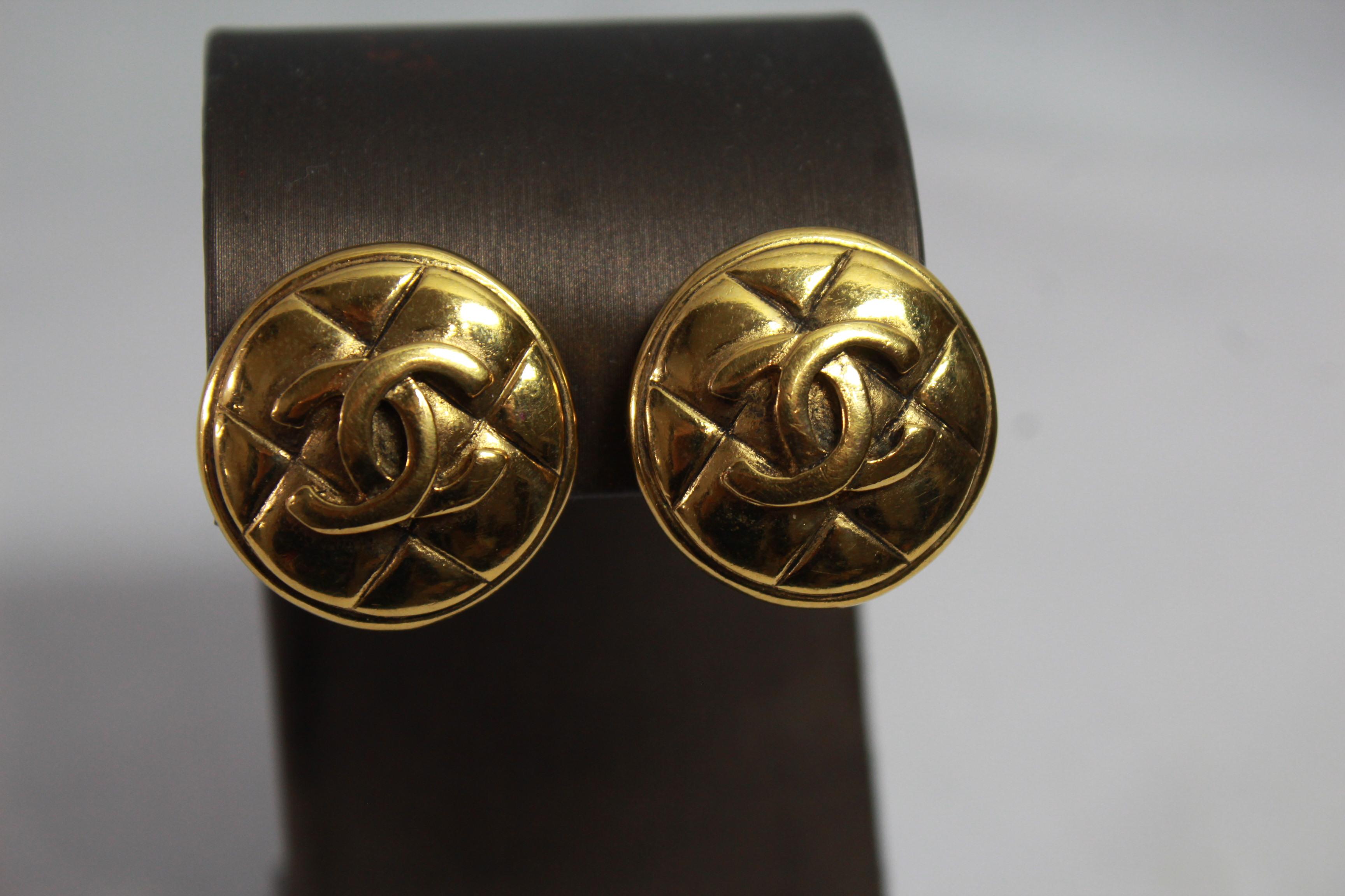 Vintage Chanel earrings in gold plated metal. 
Good vintage condition.
Size 2.6 cm
Clip system