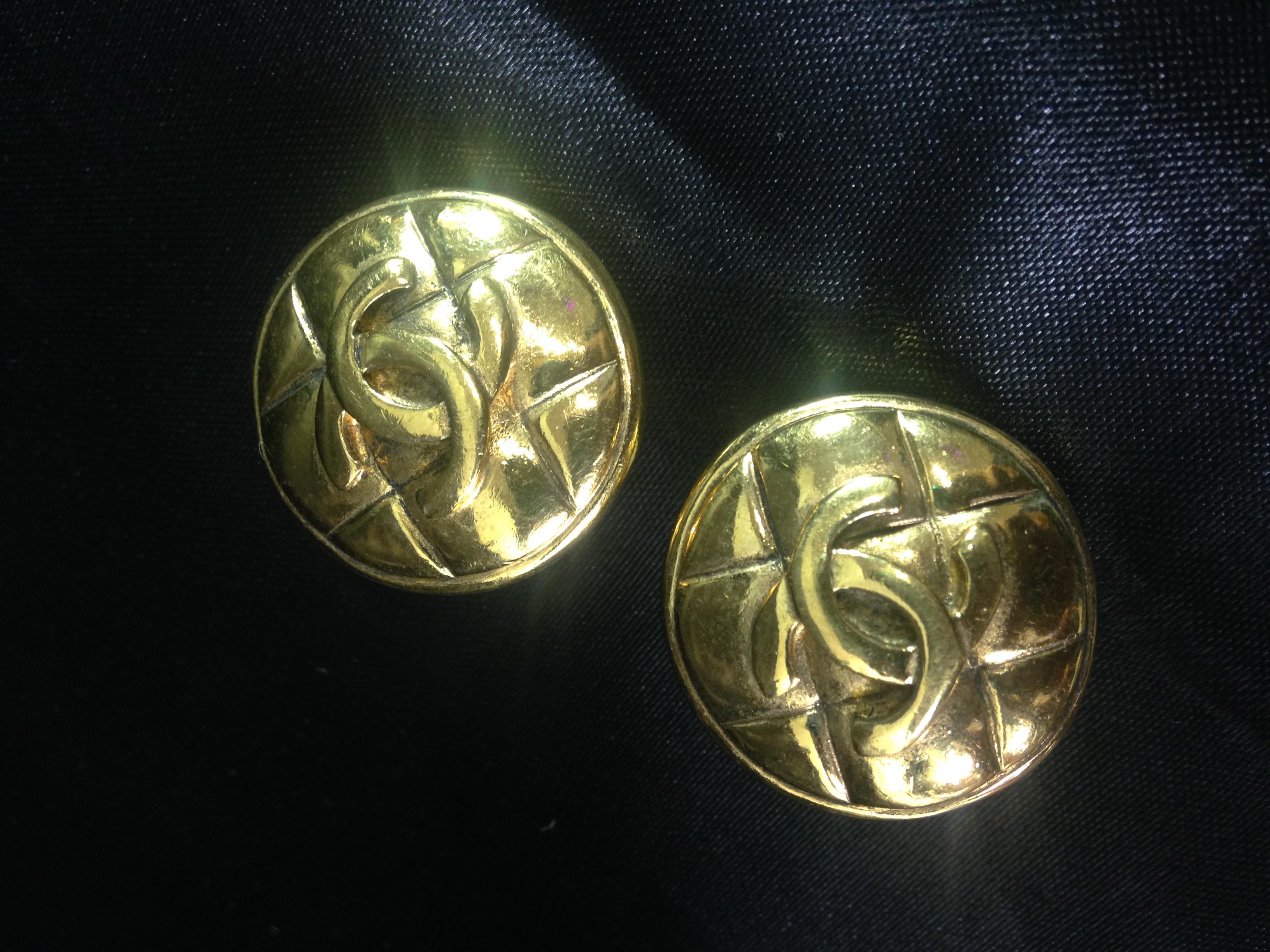 90's Chanel Vintage Double C Earrings in Gold-Plated Metal In Good Condition For Sale In Paris, FR