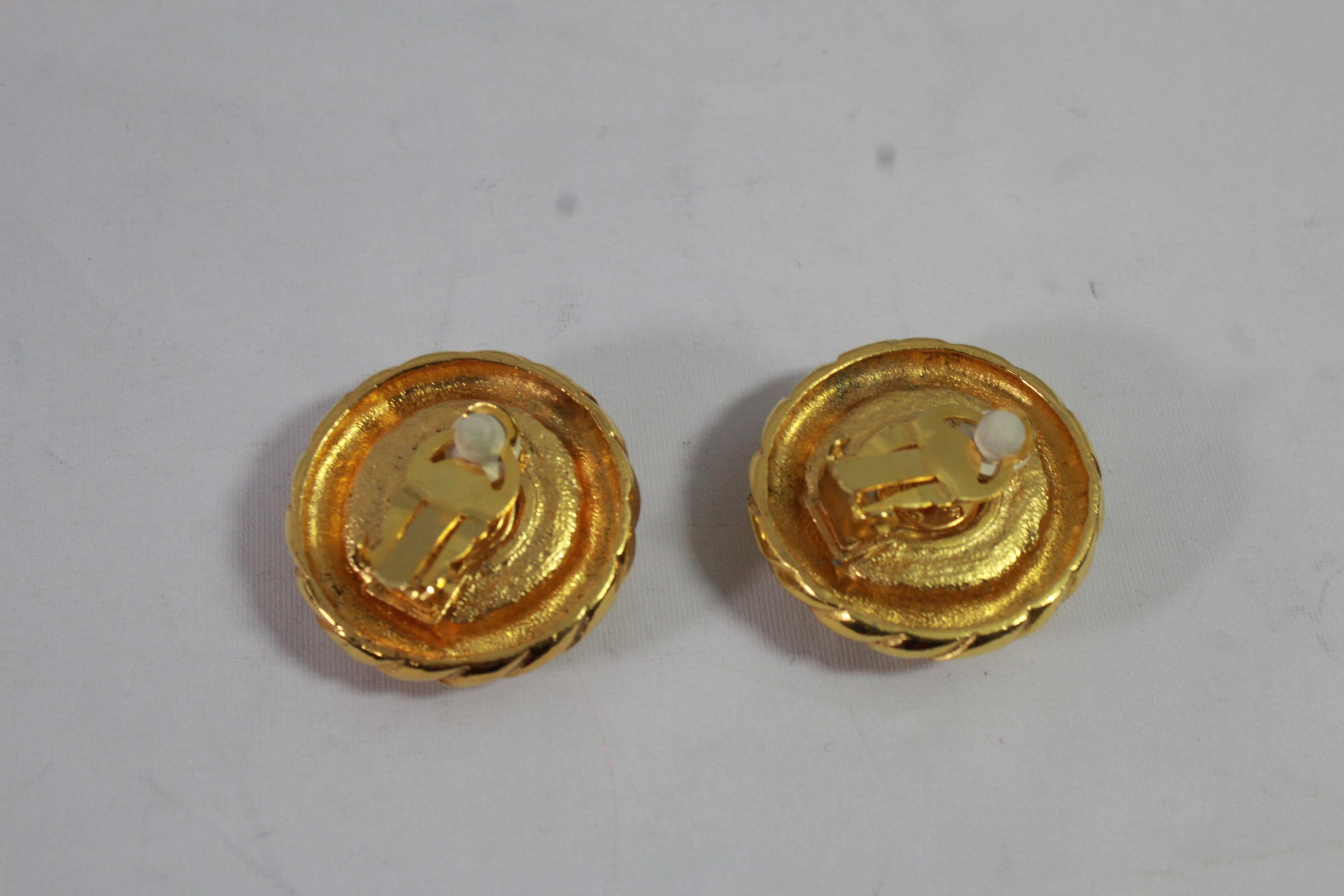 Vintage 80's Chanel earrings in gold plated metal. 
 Good vintage condition but some signs of wear in the mother of pearl
 Size 3.5 cm
Clip system