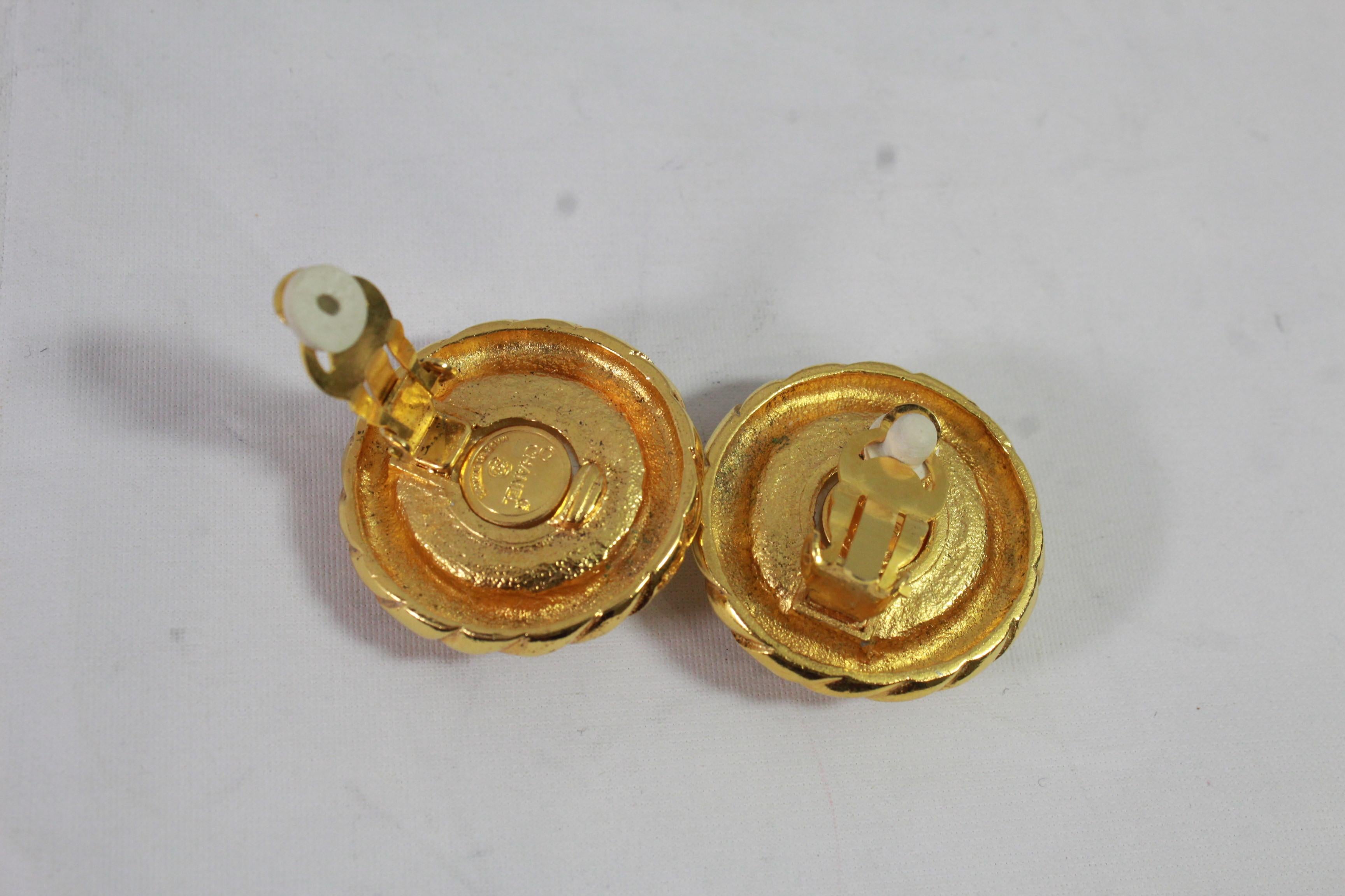 80's Chanel Vintage Earrings in Gold-Plated Metal In Good Condition In Paris, FR
