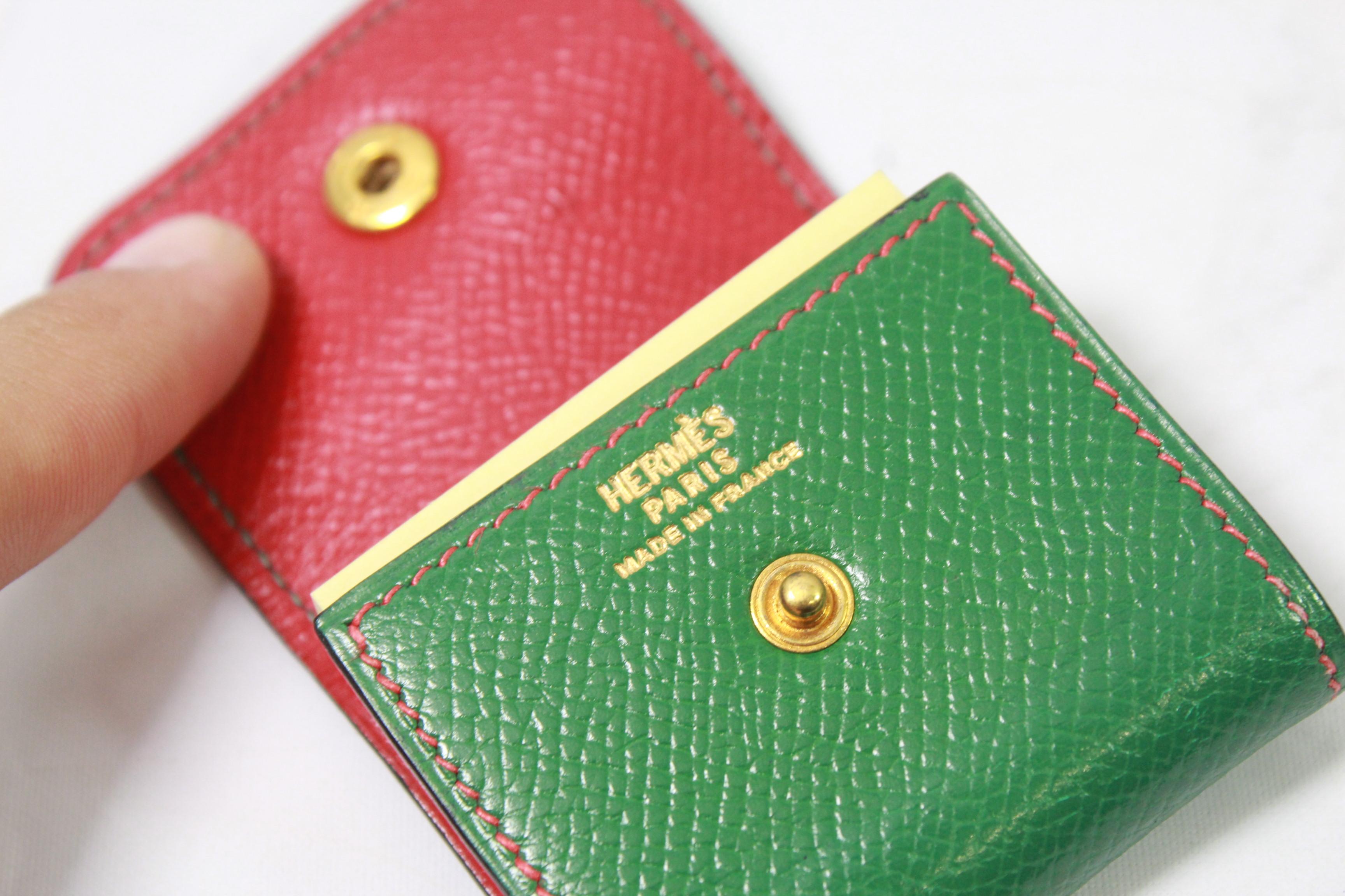 Hermes small post it holder in red and grreen leather.

Size 5x5.5 cm

Excellent vintage condition

With box