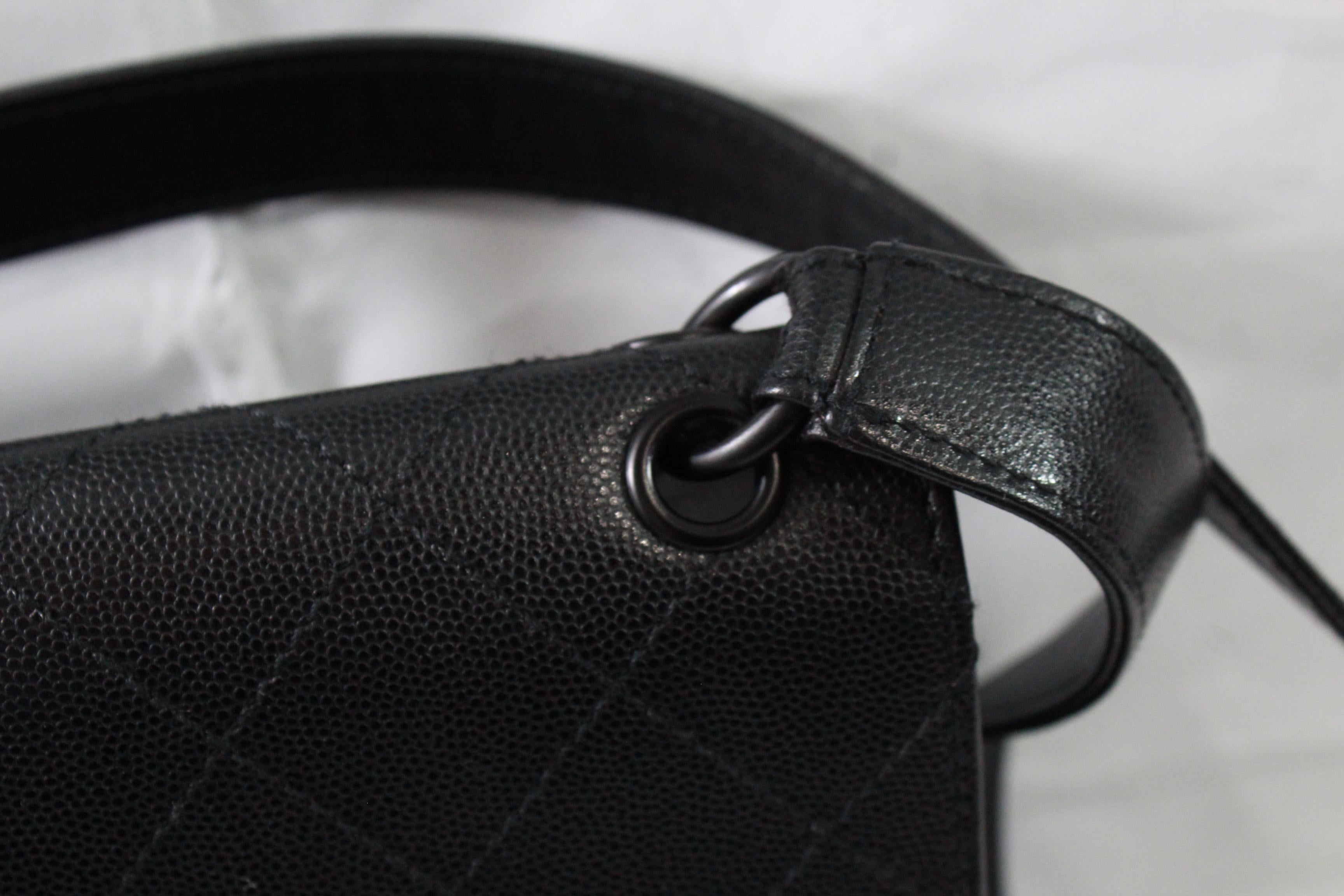 1998 Chanel All Black Shoulder Bag In Good Condition For Sale In Paris, FR