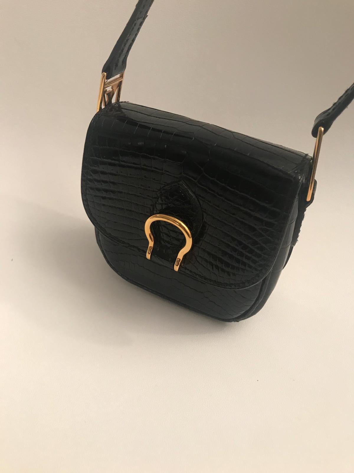 Vintage but in really good condition mini St Cloud in Black Crocodile.
Can be worn crossbody
Signed inside
Size 12*12*5 cm