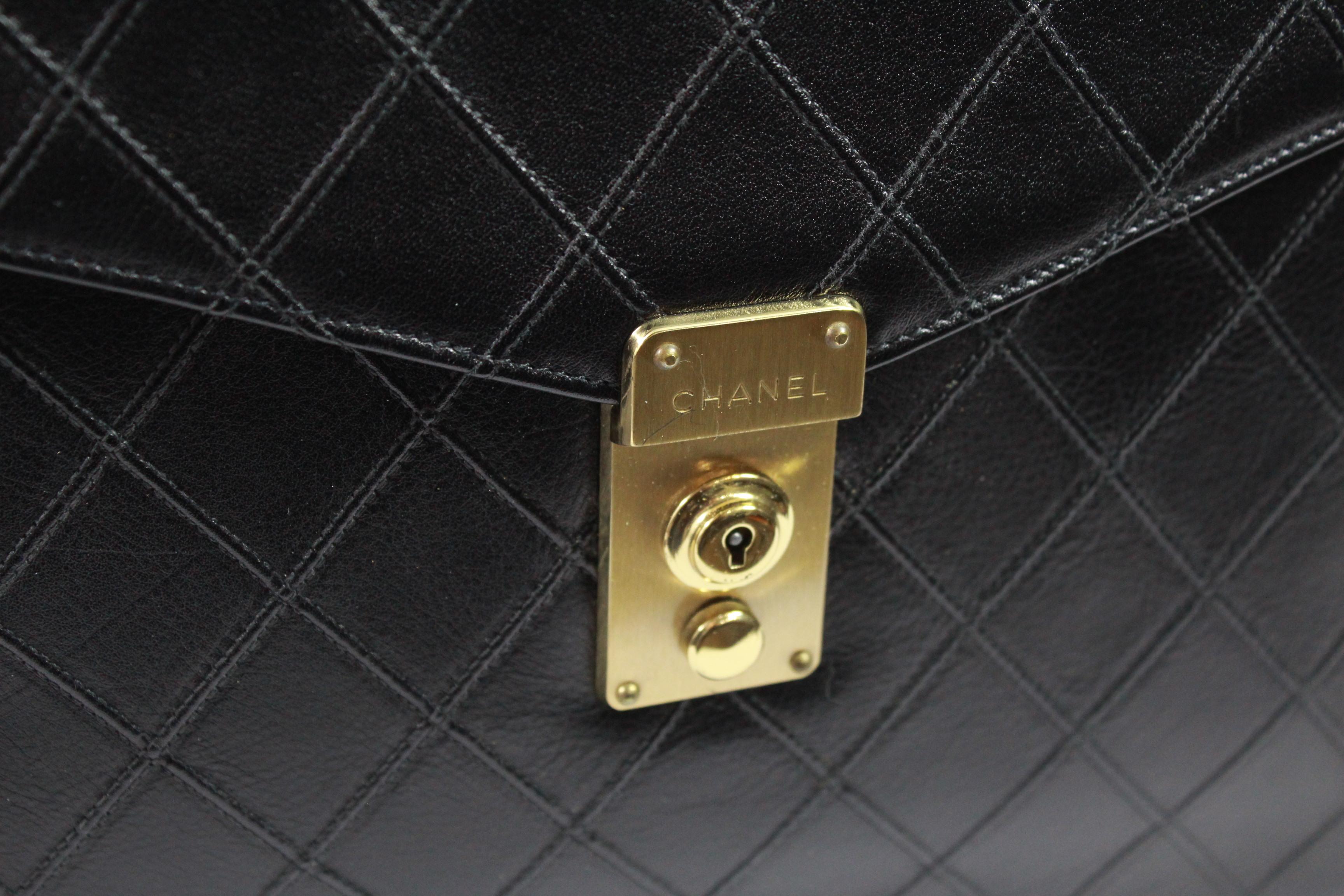 Really nice perfect for business Chanel brifcase in black lambskin leather and golden hardware. 
Good vintage condition, some light signs of use
Cornes in excellent condition
With card
Size : 38*28 cm
