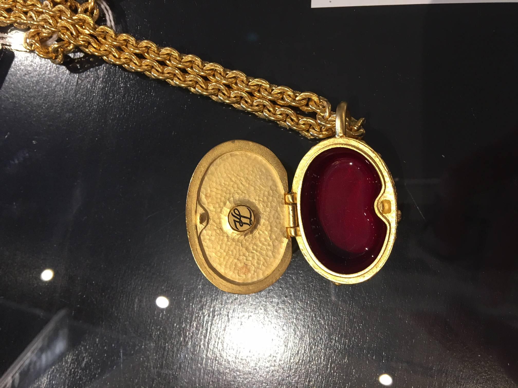 Karl Lagerfeld Vintage Pill Box Necklace In Excellent Condition In Roslyn, NY