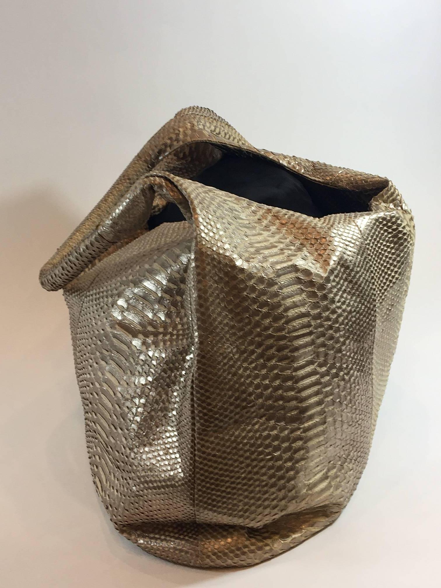 Devi Kroell, known for her beautiful work with exotic skins, has built a reputation as one of the leading luxury designers in the fashion industry.
This Gold metallic python Devi Kroell hobo will fit all your daily needs... and then some. Gold-tone