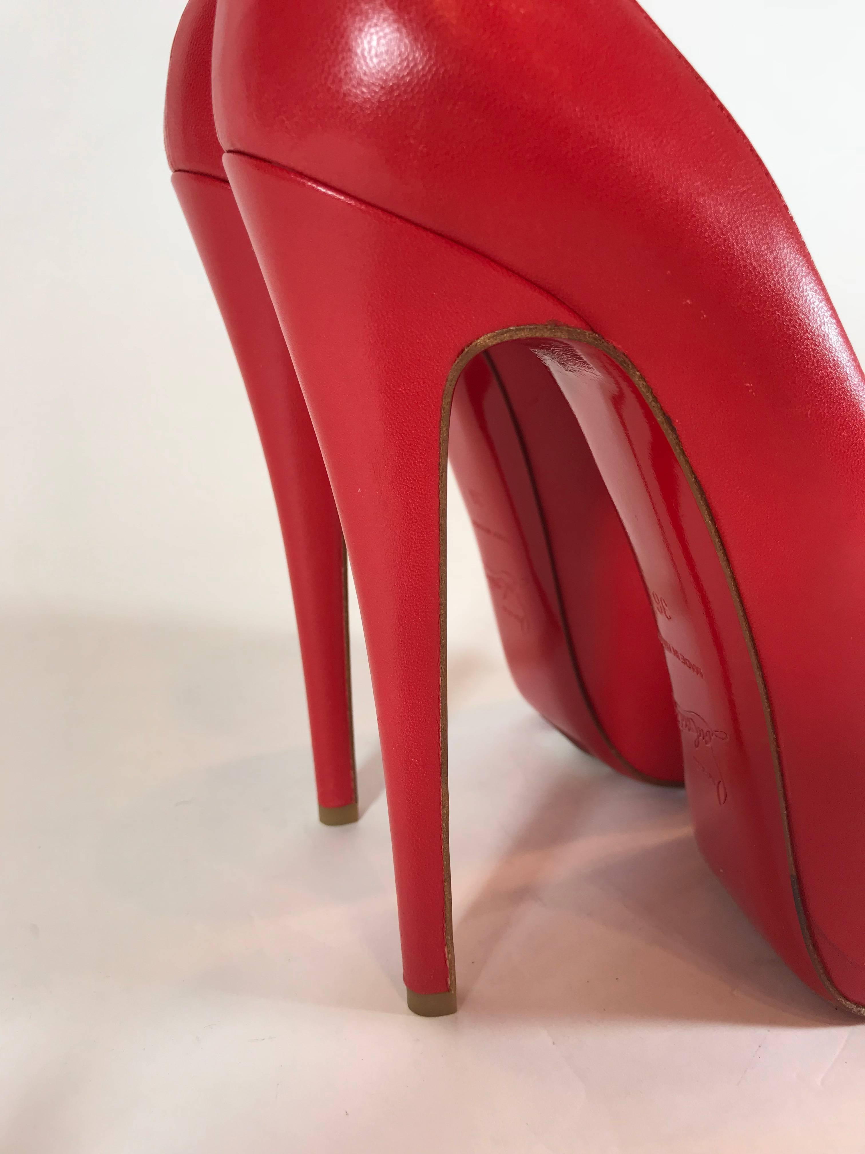 Christian Louboutin Daffodil Red Leather Pump In Excellent Condition For Sale In Roslyn, NY