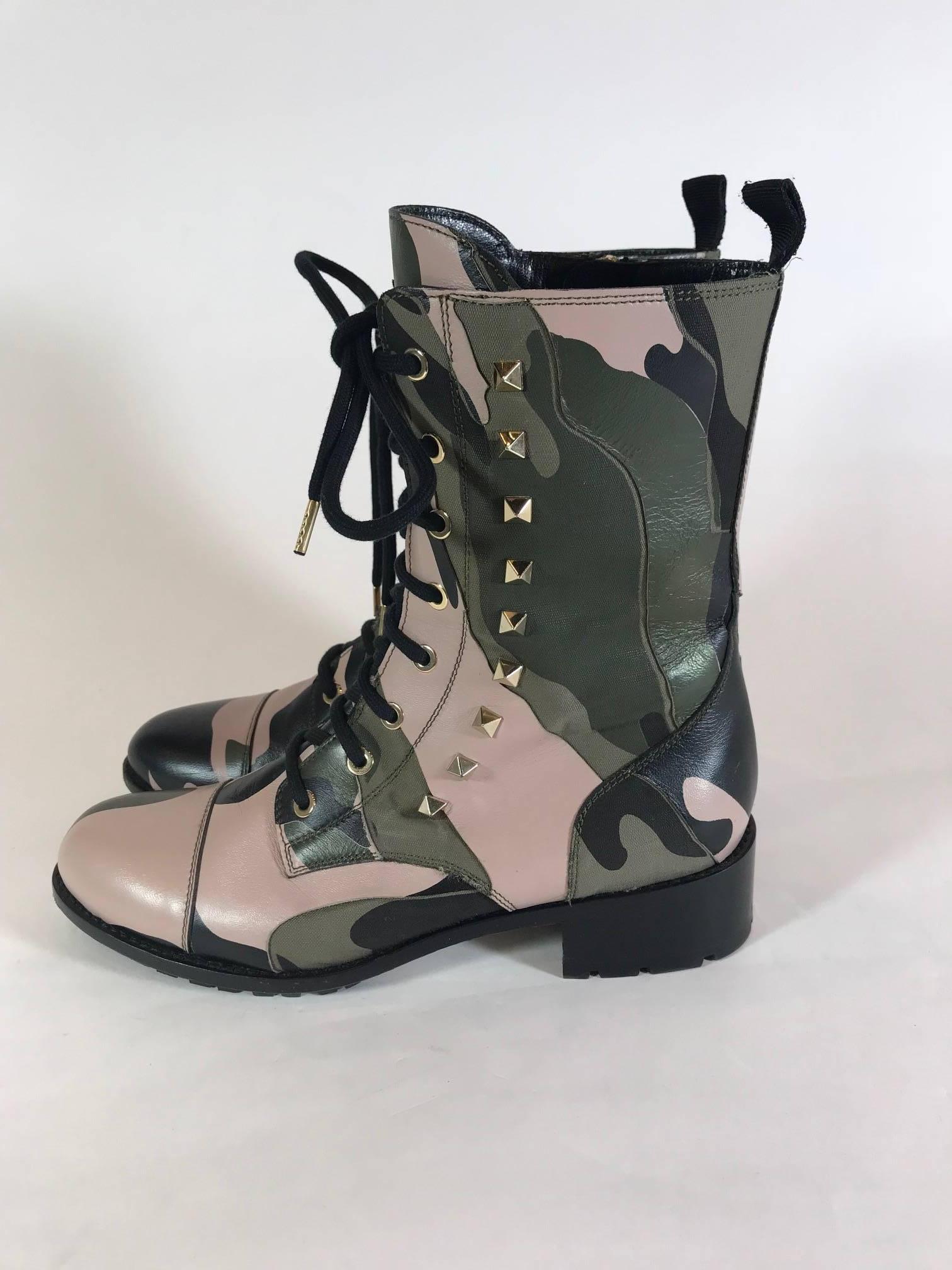 Valentino Rockstud Army Camo Leather Canvas Combat In Excellent Condition For Sale In Roslyn, NY