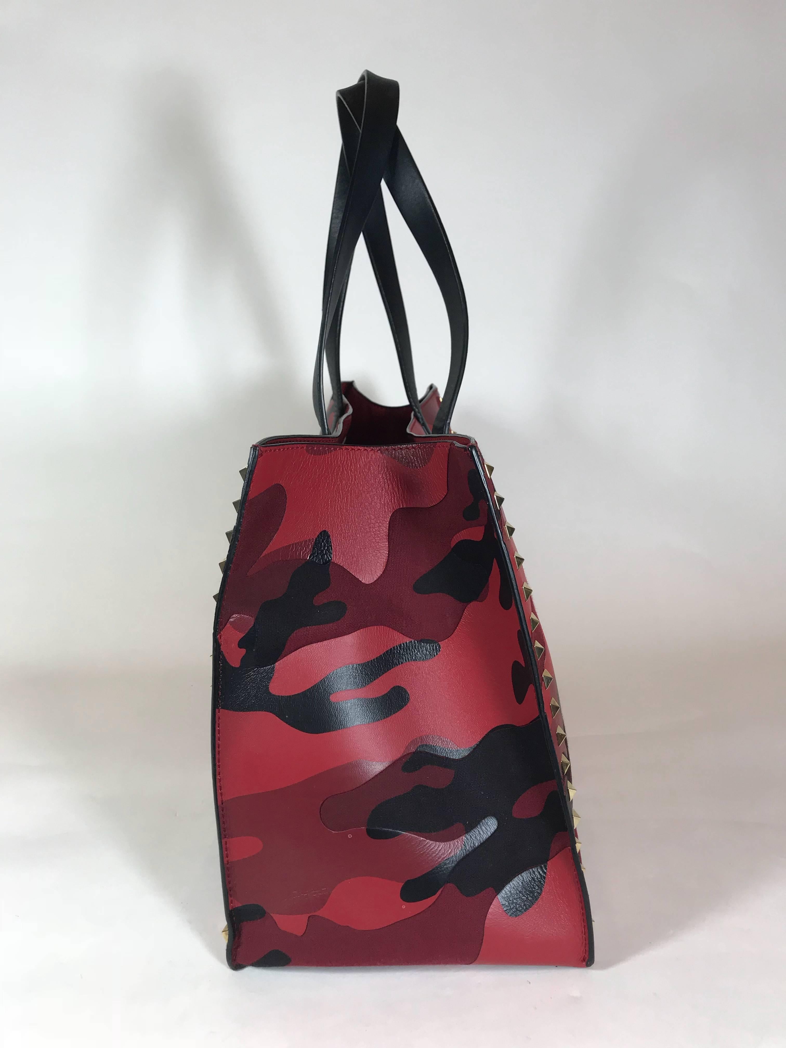 Valentino Rockstud Camouflage Shopper Tote In Excellent Condition In Roslyn, NY