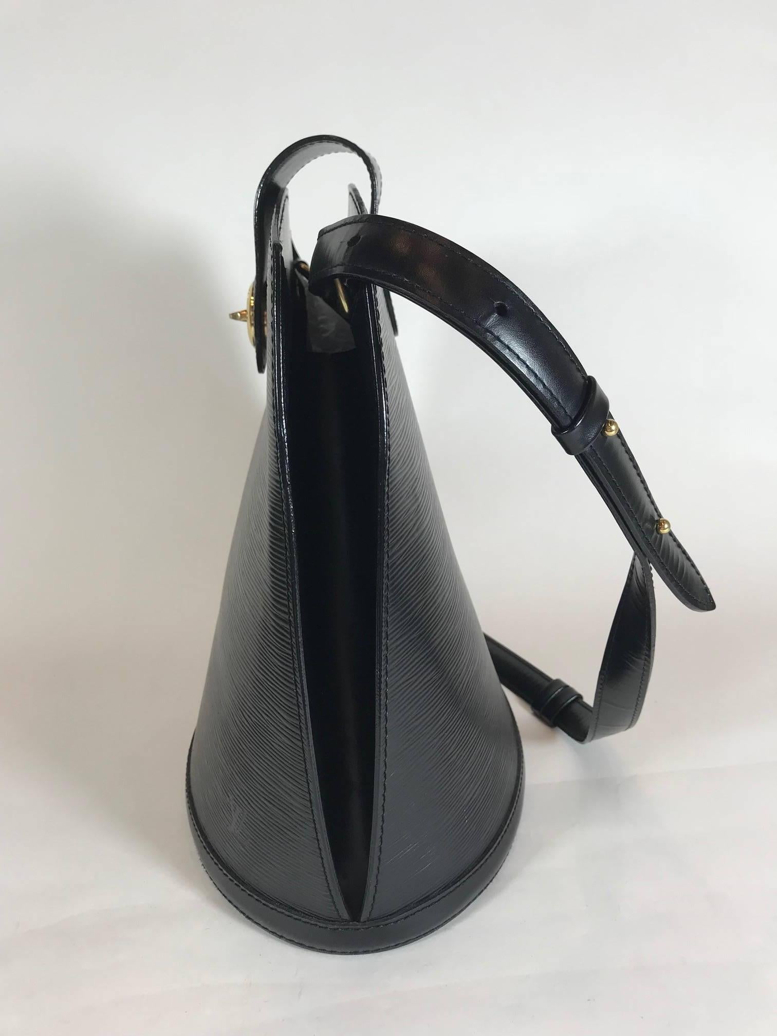 Louis Vuitton Epi Cluny Bag In Excellent Condition For Sale In Roslyn, NY