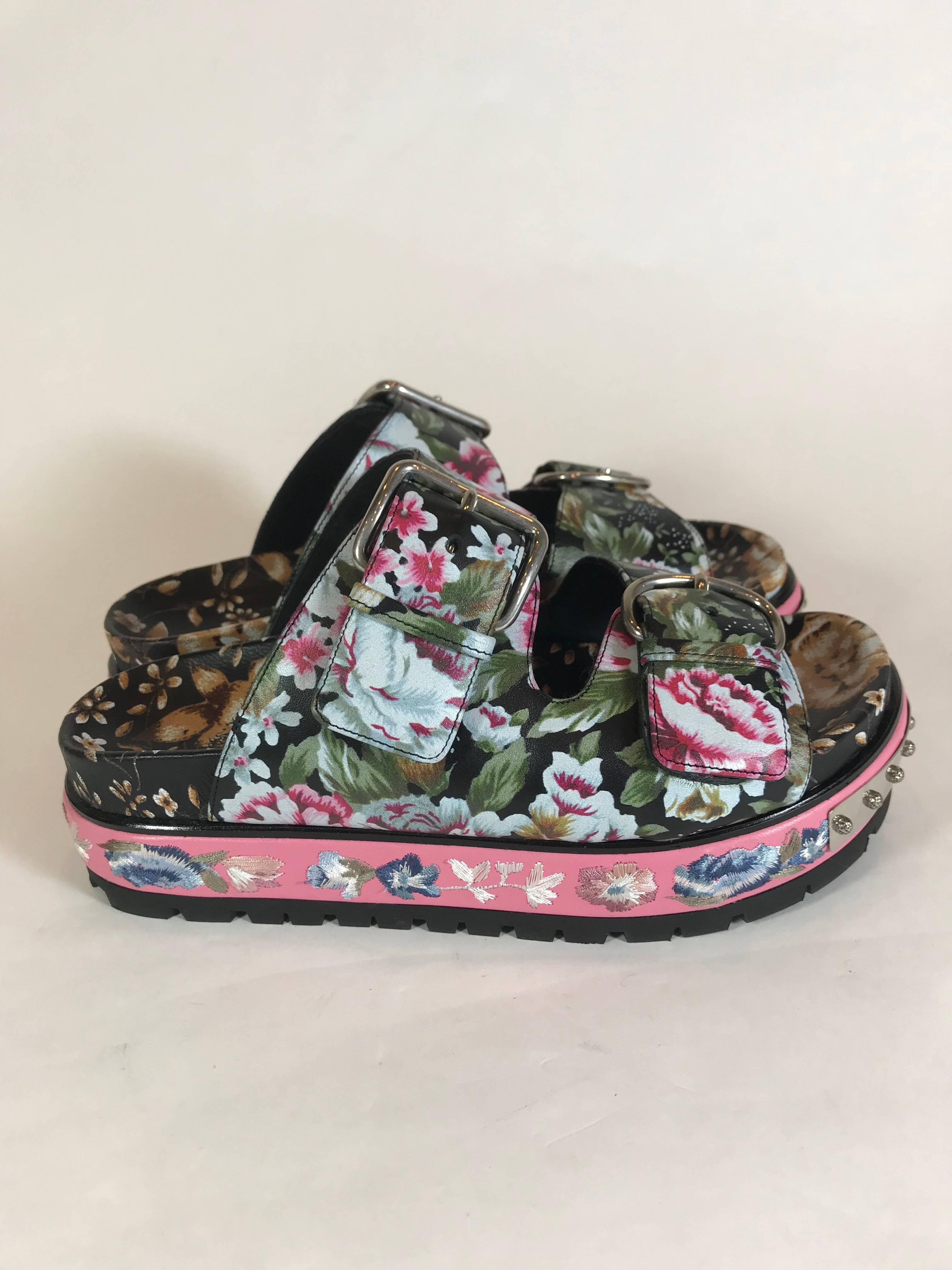 Multicolored leather floral print sandals from Alexander McQueen featuring side buckle fastenings, a branded insole, silver-tone stud detailing, a ridged rubber sole and embroidered details. Size: 7 1/2