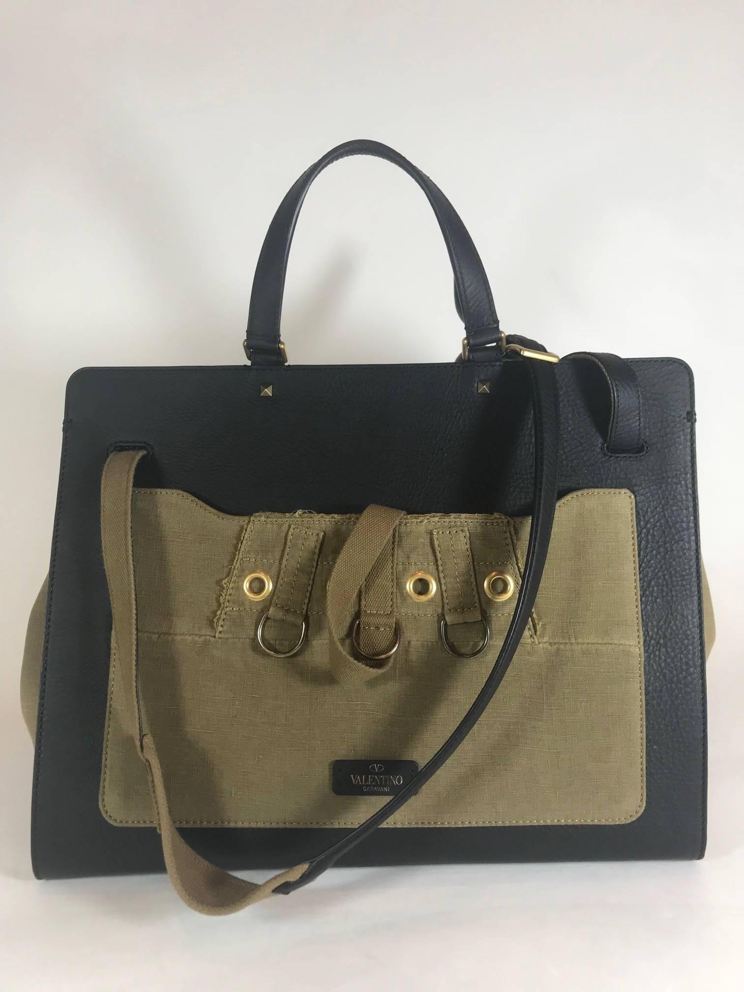 Valentino Garavani Joylock Maxi Canvas  In New Condition In Roslyn, NY