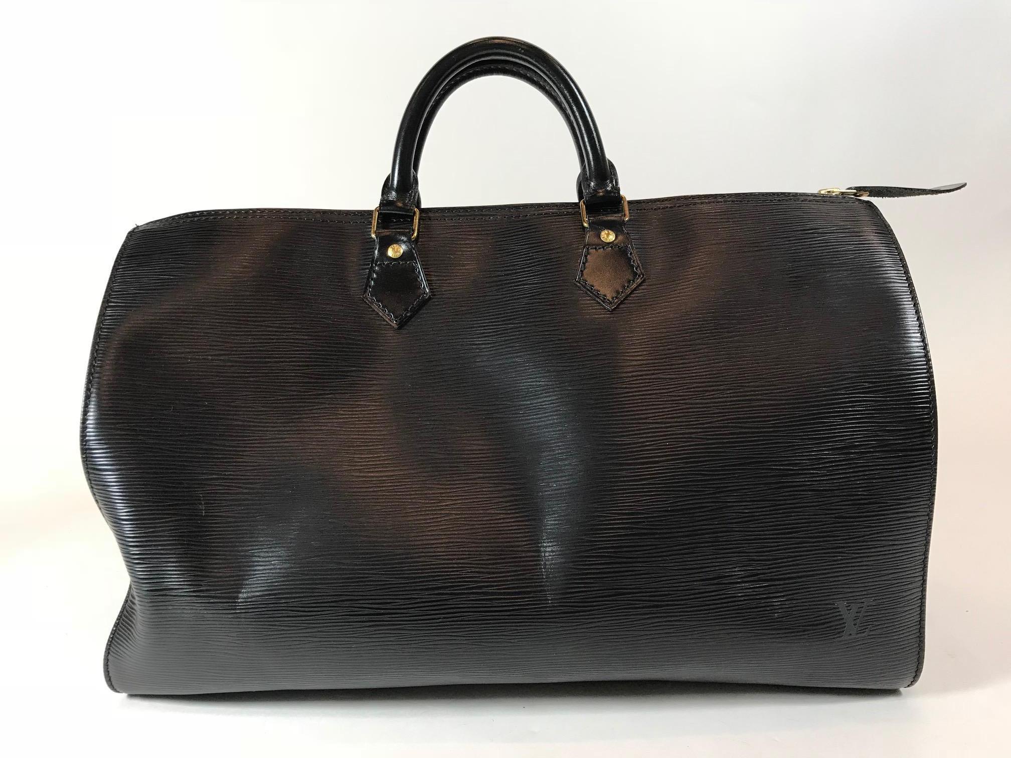 Louis Vuitton Epi Speedy 40 In Excellent Condition In Roslyn, NY