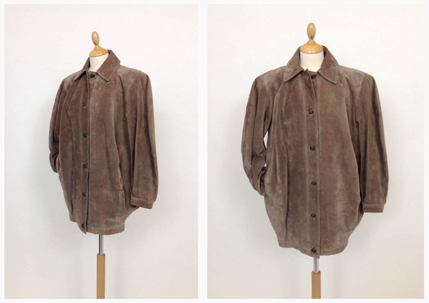 This lovely 1980s Saint Laurent jacket is in a brown suede pig skin leather. It has balloon line, padded straps, side pockets and it's all lined in satin. 

Very Good vintage condition

Label: Saint Laurent Rive Gauche 
Fabric: leather
Color: