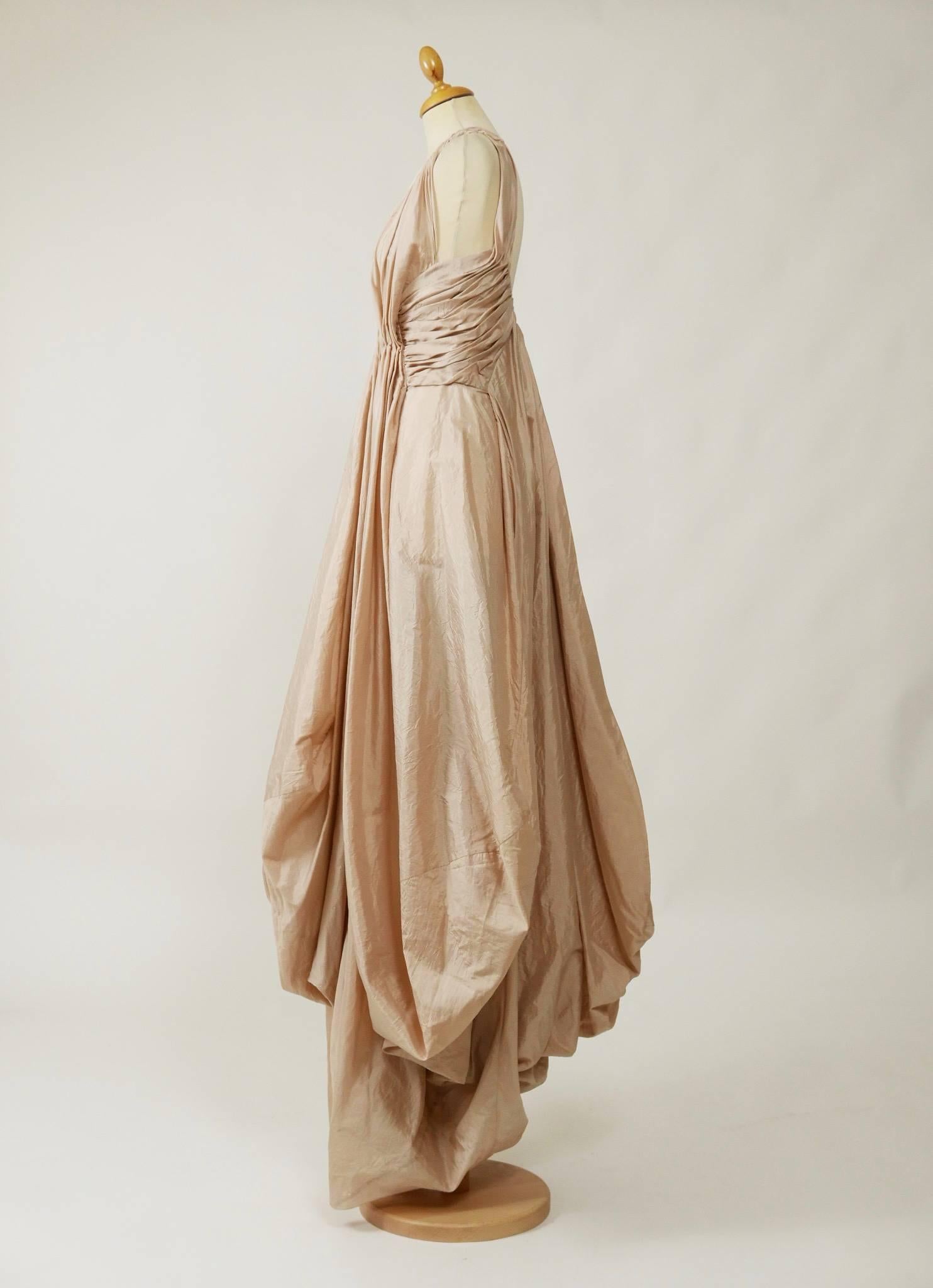 This amazing Christian Dior long evening dress is in powder pink silk fabric. It has Empire line, hooks closure on the back and deep collar.

Very good vintage condition. 

Label: Christian Dior Boutique - Paris
Fabric: silk
Color: Powder