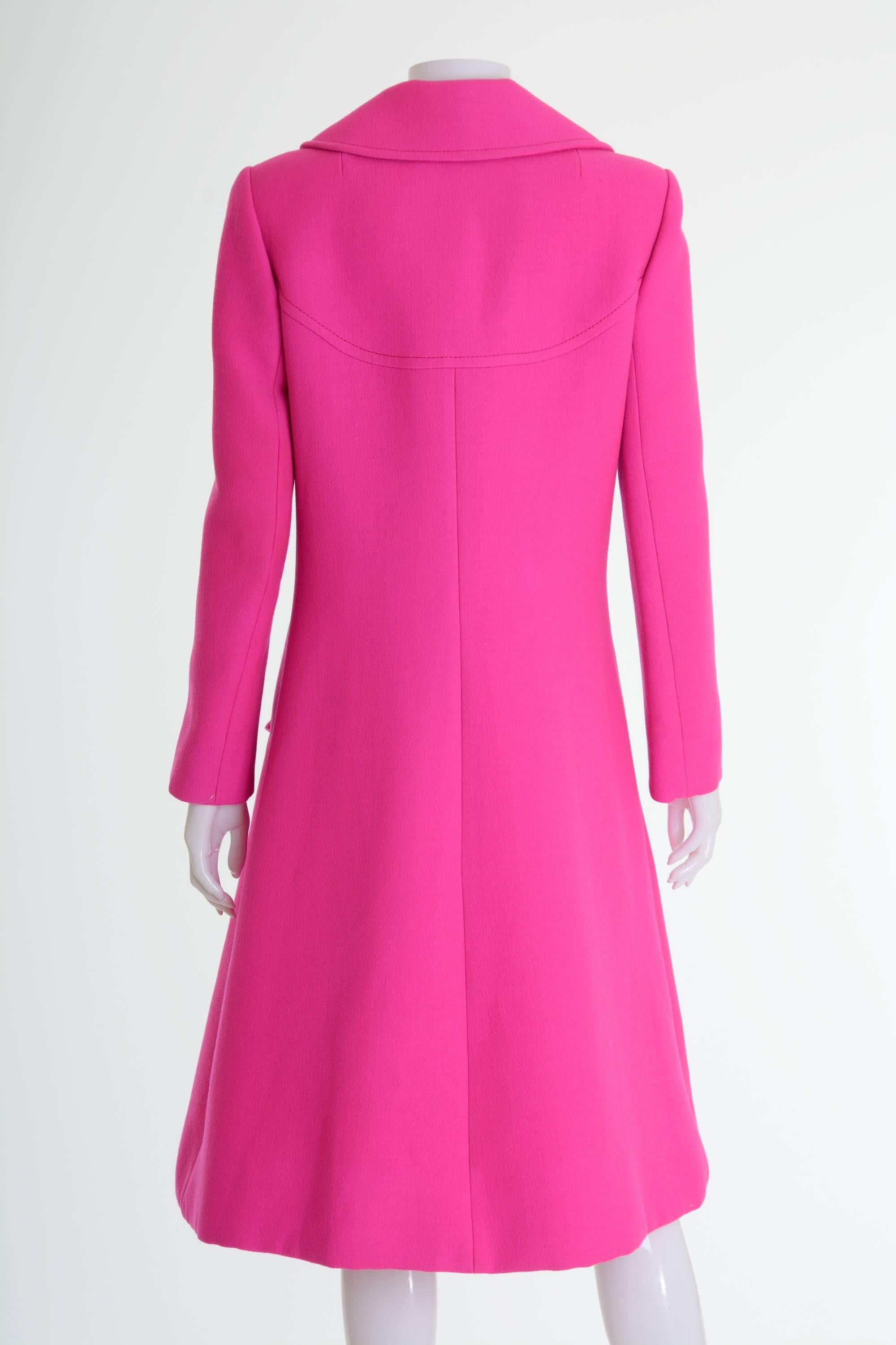 This gorgeous Miss Dior early 1970s overcoat is in a shocking pink woolen fabric. It has A-line, plastic buttons closure, long sleeves and round collar. It's fully lined and has two frontal flap pockets.

Very good vintage condition

Label: Miss