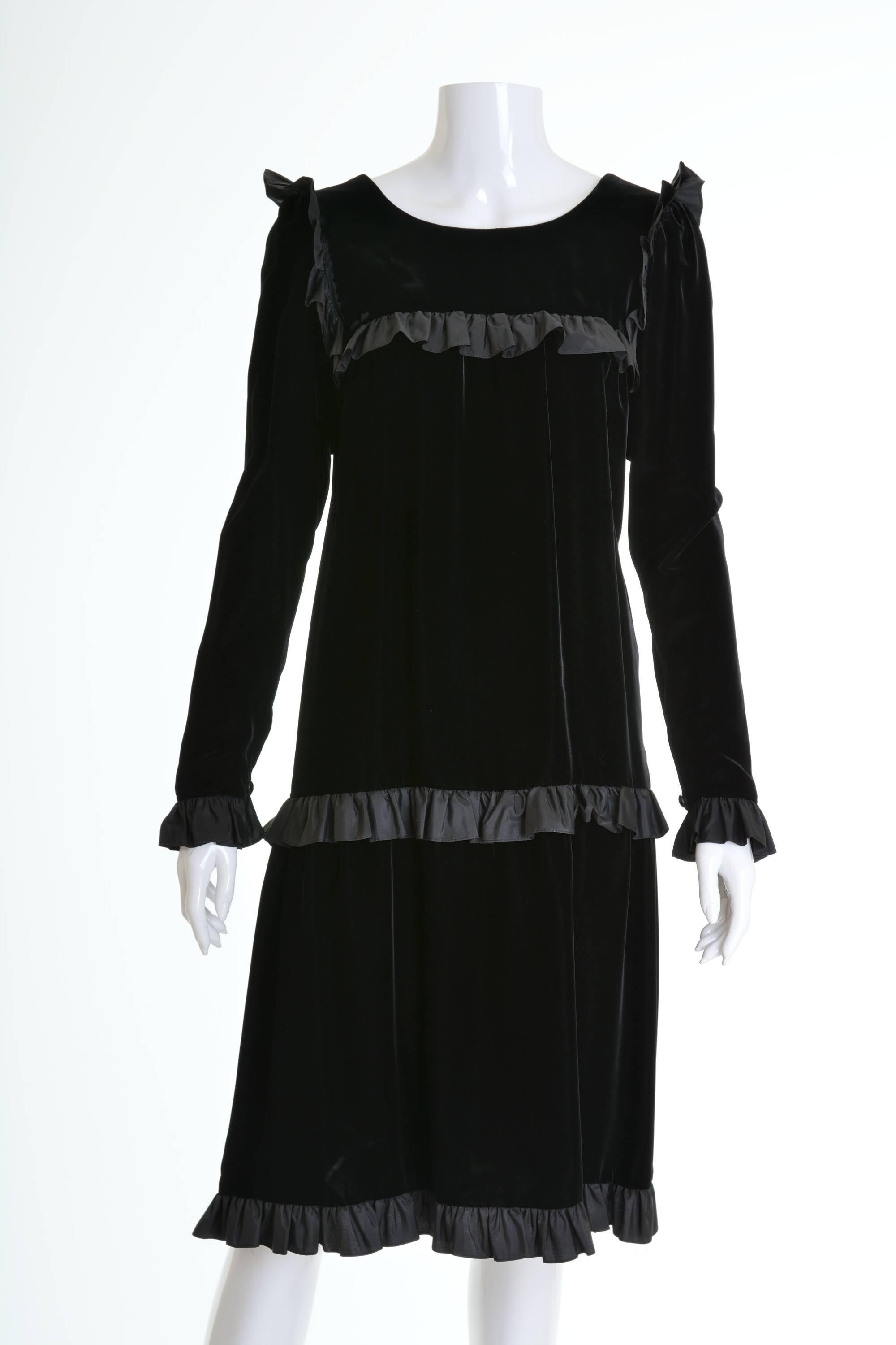 This lovely Yves Saint Laurent Rive Gauche dress is in a black silk velvet fabric. It has ruffled details, back buttons closure and side pockets.

Very good vintage condition

Label : Saint Laurent Rive Gauche
Fabric : silk
color :