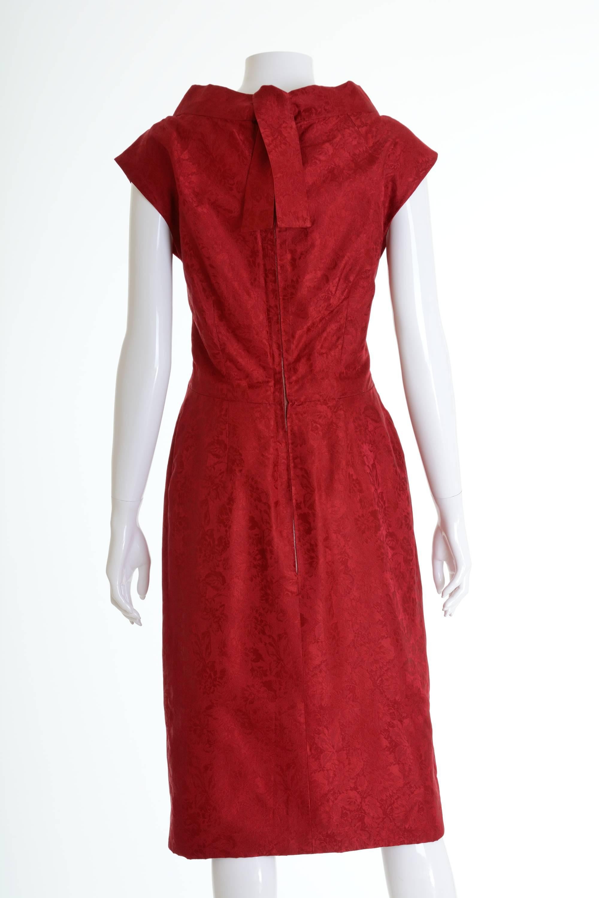 This lovely 1950s cocktail dress is in a burgundy red brocade silk fabric. It has low back line, back zip closure and amazing hourglass line. It's fully lined.

Very Good vintage condition

Label: N/A
Fabric: Silk
Color: burgundy