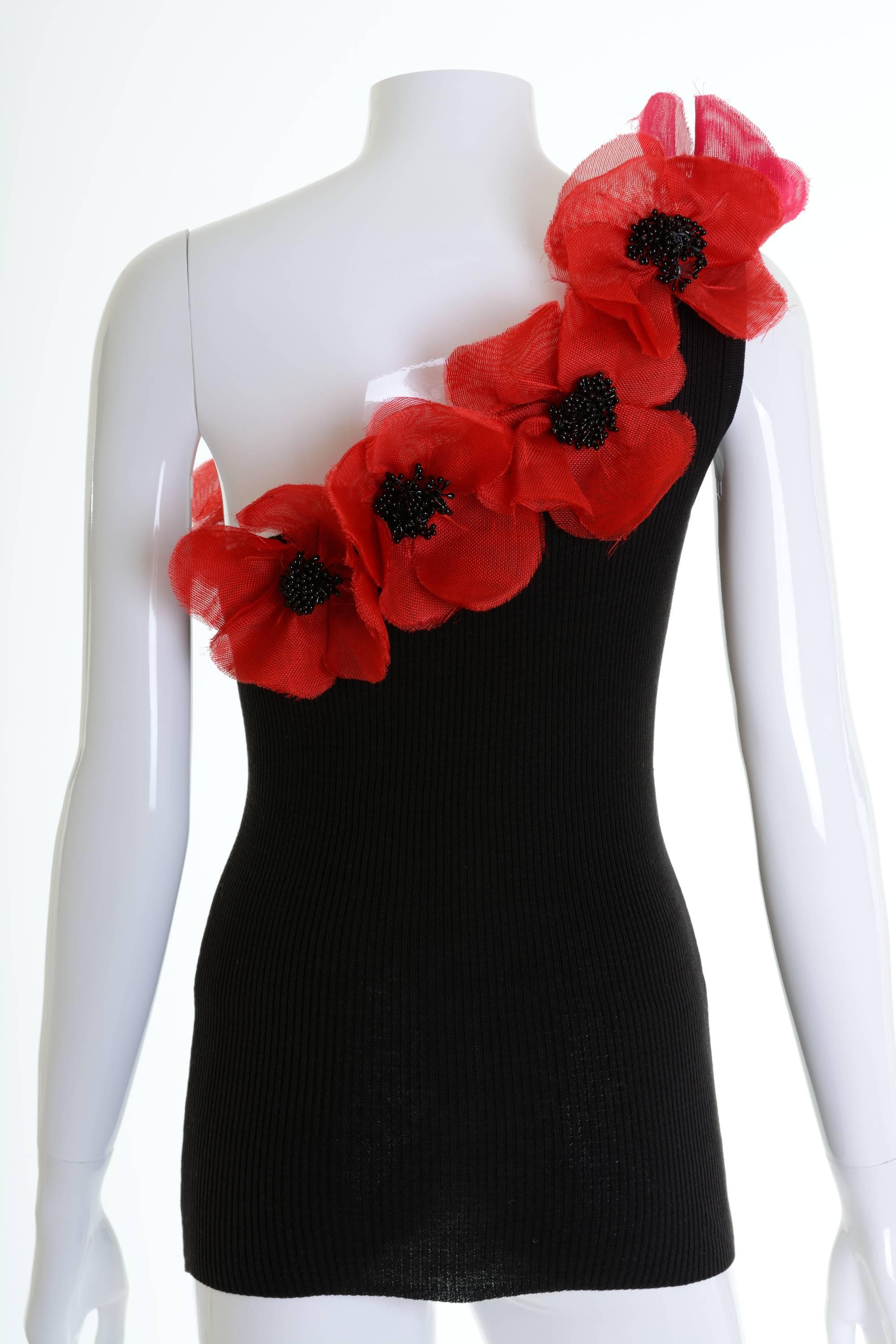 This lovely Yves Saint Laurent one shoulder top of the early 1990s is in a black knitted stretch cotton fabric and has red and pink pin flowers that can be removable. The flowers are in gauze fabric.

Very good vintage condition

Label: Yves Saint