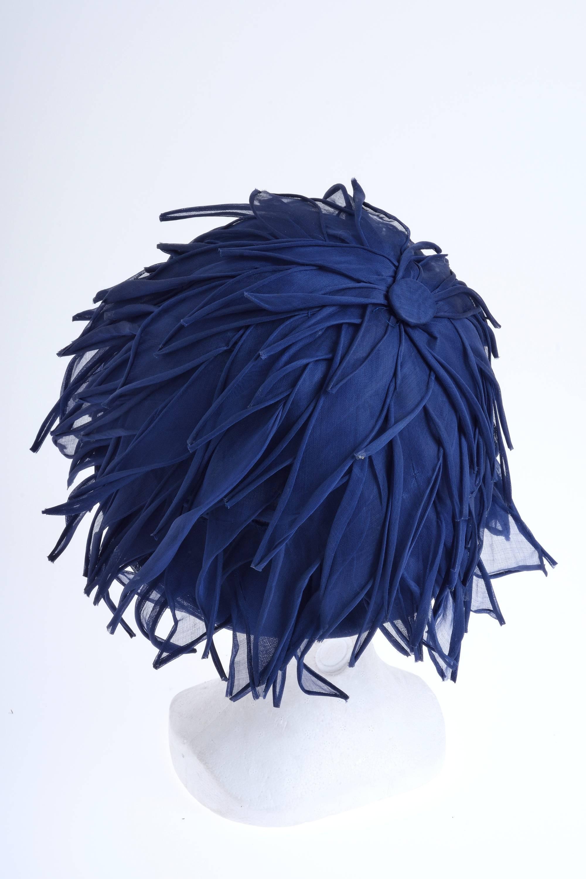This gorgeous Lanvin 1960s hat has amazing blue organdy silk petals. 

Excellent vintage condition

Label: JEANNE LANVIN Paris Castillo
Color : Blue

Measurements:
Height 7 inches
Hat diameter 8 inches
