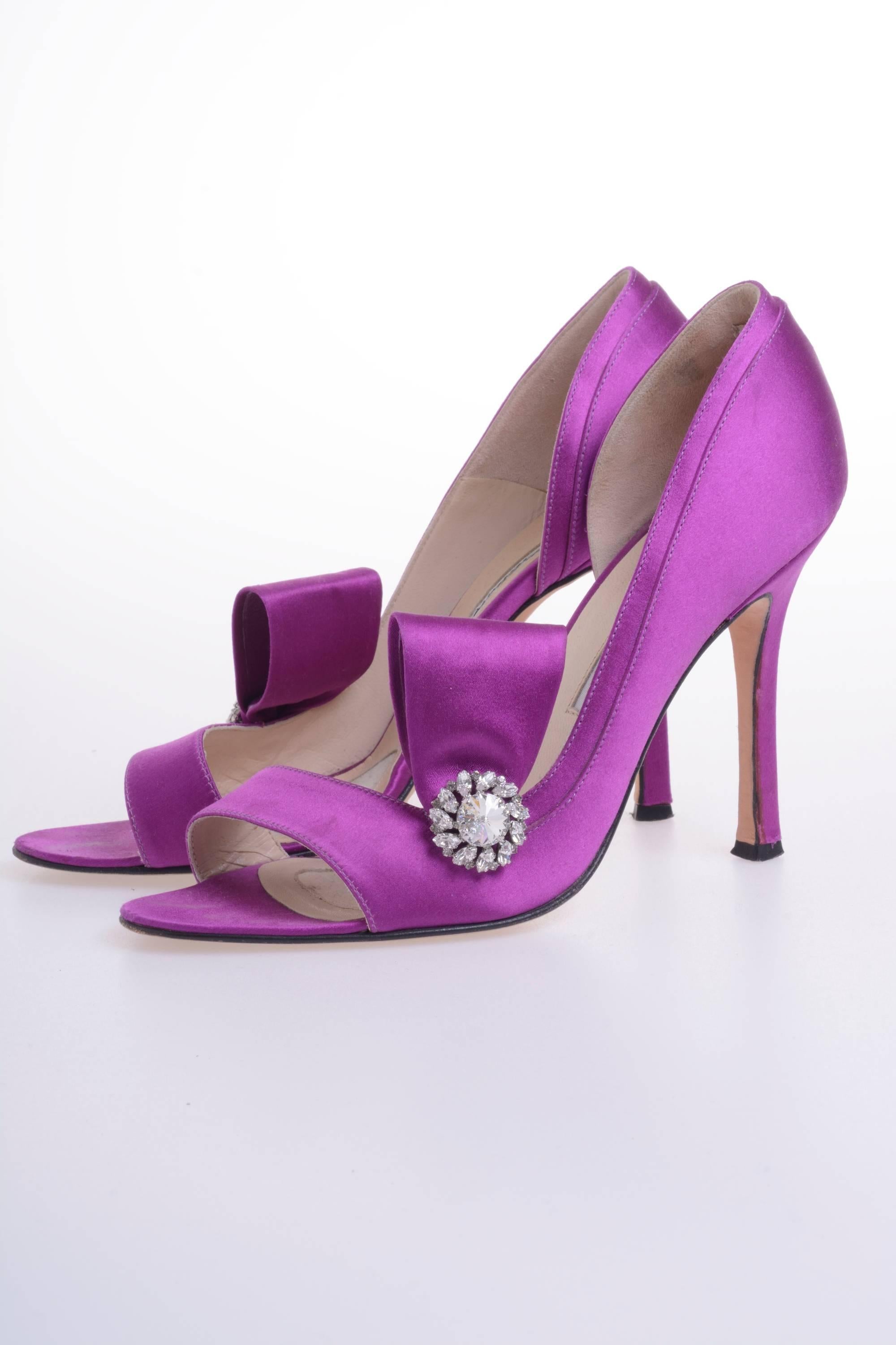 BRIAN ATWOOD d'Orsay pump shoes in purple satin, almond toe, stiletto heel, leather insole, with a frontal bow and decorated with a floral detail in a round brilliant and marquise crystals. Made in Italy.

Excellent condition 

Label on outsole: