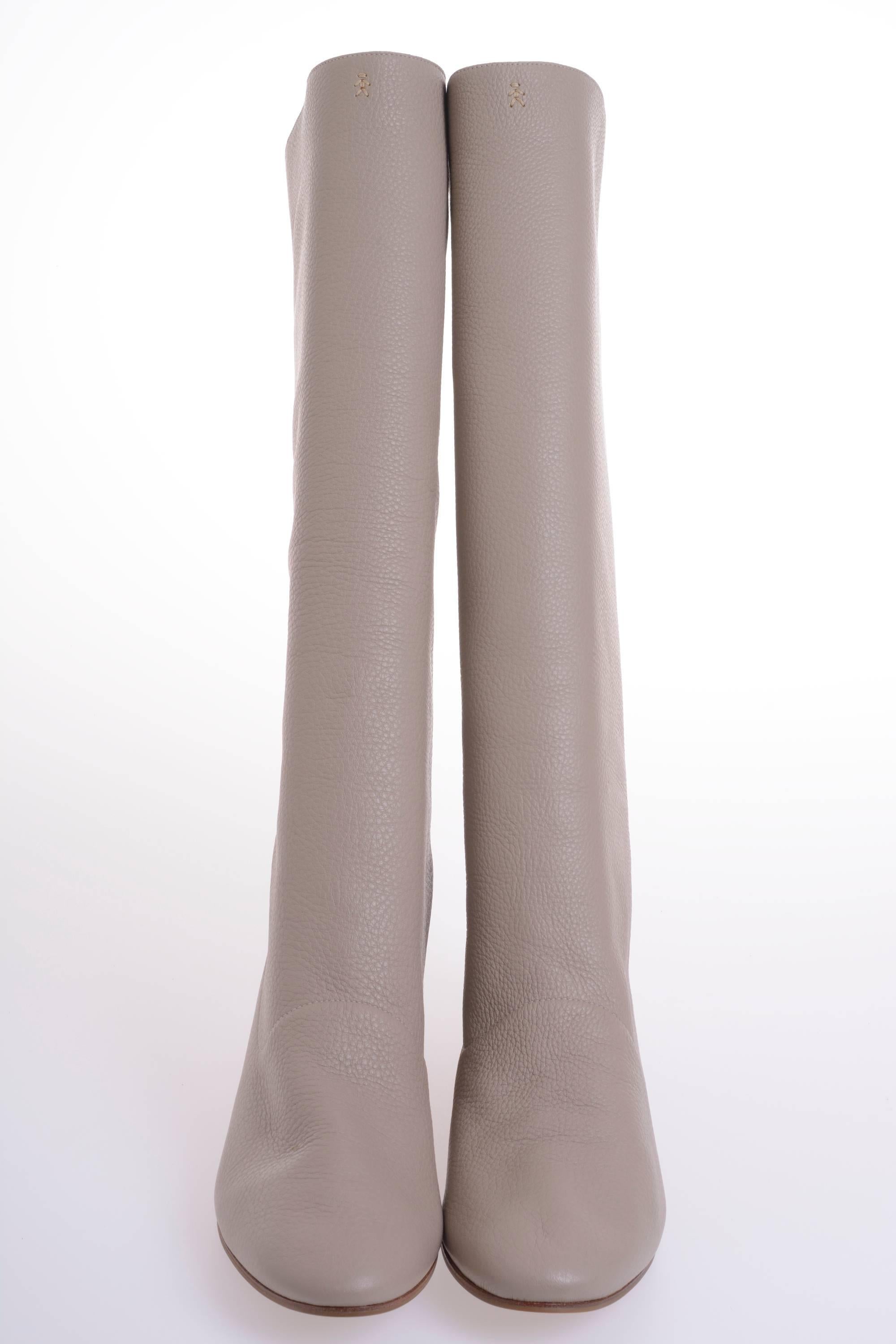 This Special Knee Slouch Boots by HENRY BEGUELIN are made with deer leather, has a beige color,   flat heel, wood outsole, almond toe shape, a logo embroidered on front and zipper back closure. Made in Italy.

Label:  HENRY BEGUELIN Vero cuoio, Made