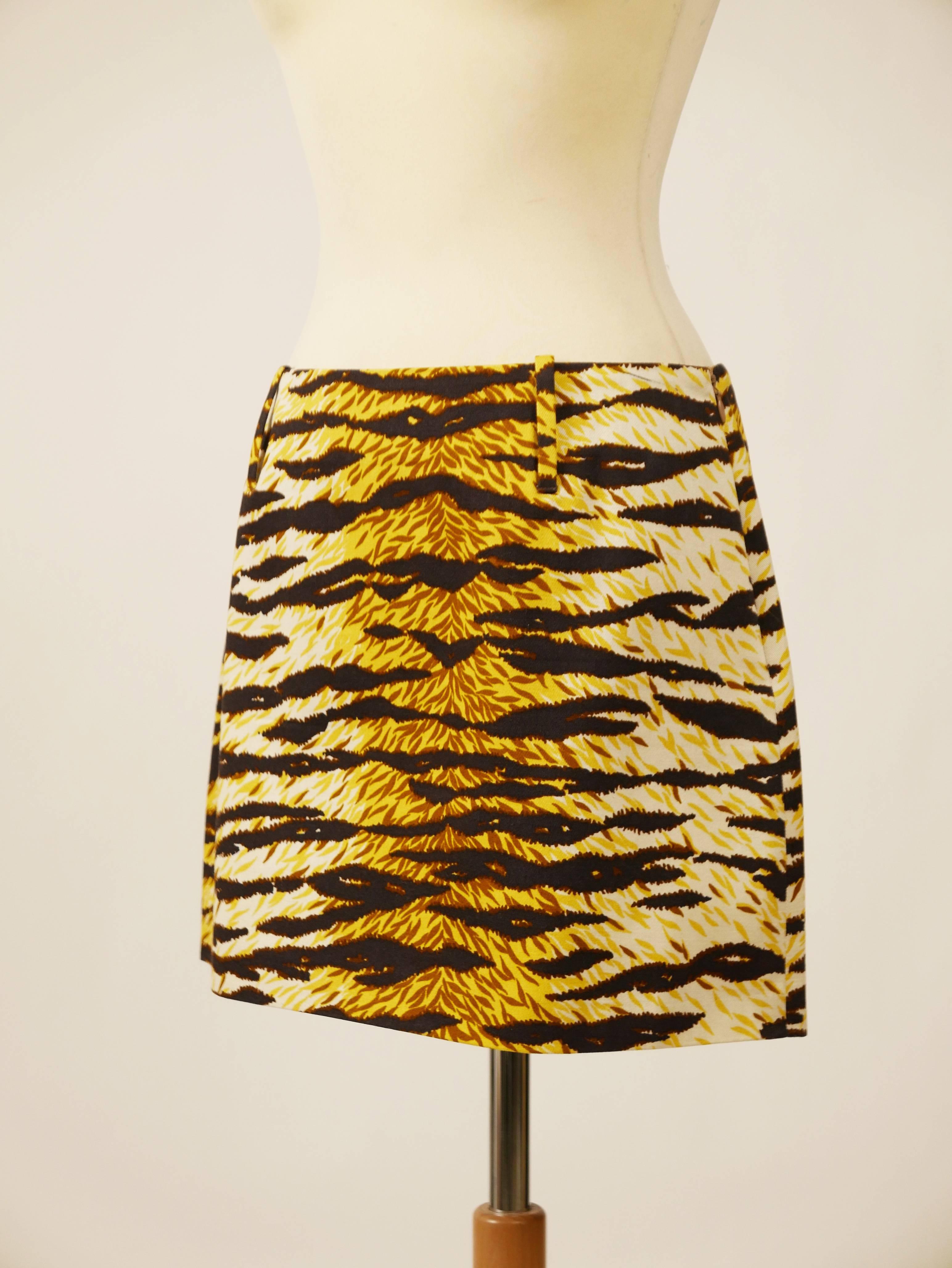 This lovely D&G 1990s mini skirt is in a tiger animal print cotton fabric. It has side zip closure and belt loops. 

Good condition (It has black marker signs but that blend with the fabric print, see photos)

Label: D&G - Made in