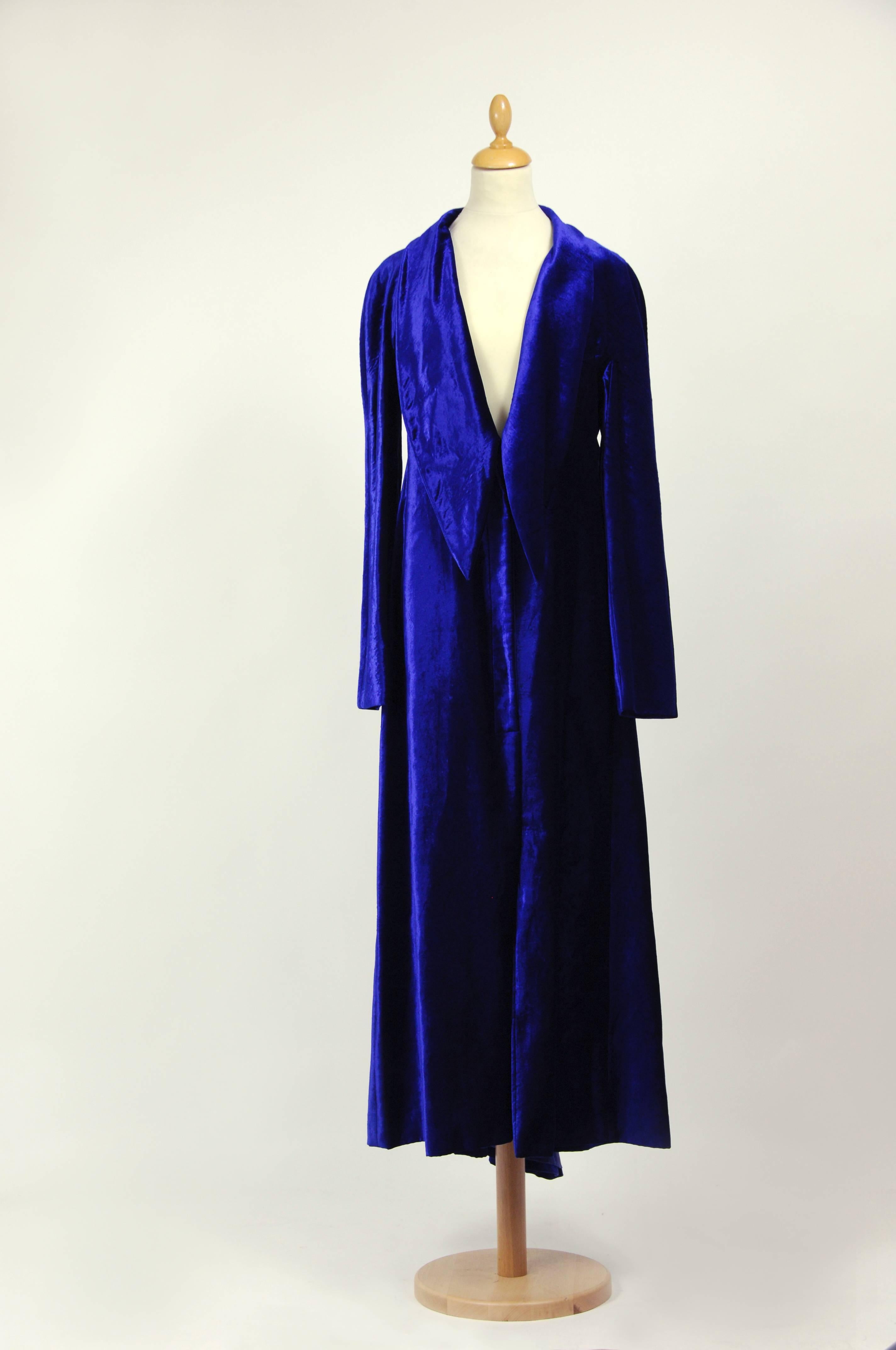 This Amazing Krizia long Coat is in Cobalt blue velvet fabric, it has a rob line ,long sleeves, buttons hidden closure, shawl collar with bow closure and two seam pockets.
It's fully cobalt blue satin lined.

Measurements :
Label size 42 (