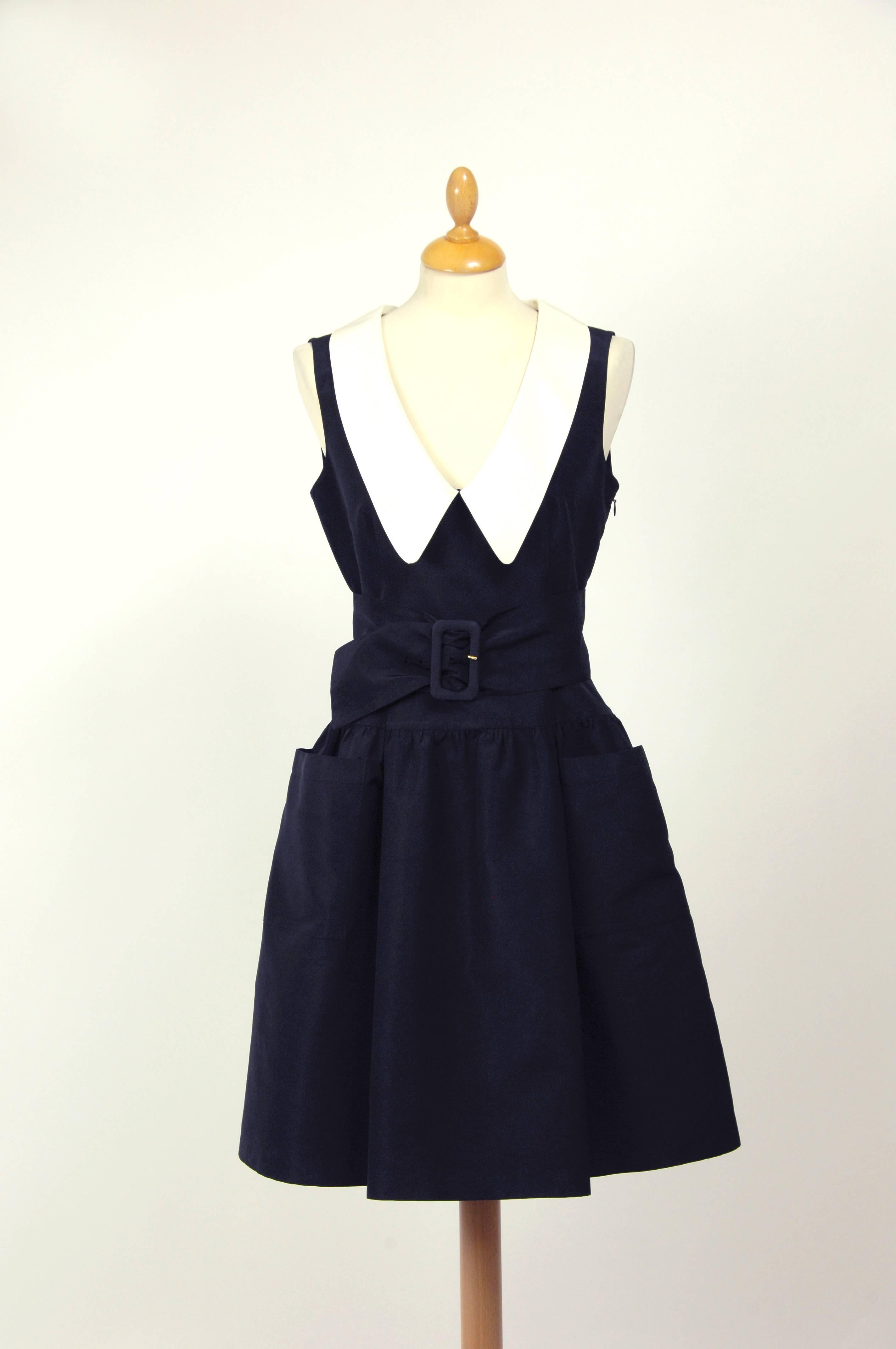 This lovely Prada dress is in a black silk taffeta fabric. It has white chelsea collar, side zip closure and buttons on the back, two frontal pockets.Belt included.

Measurements:
Label size 40(italian)
Estimeted size S
Shoulder free
Bust 34