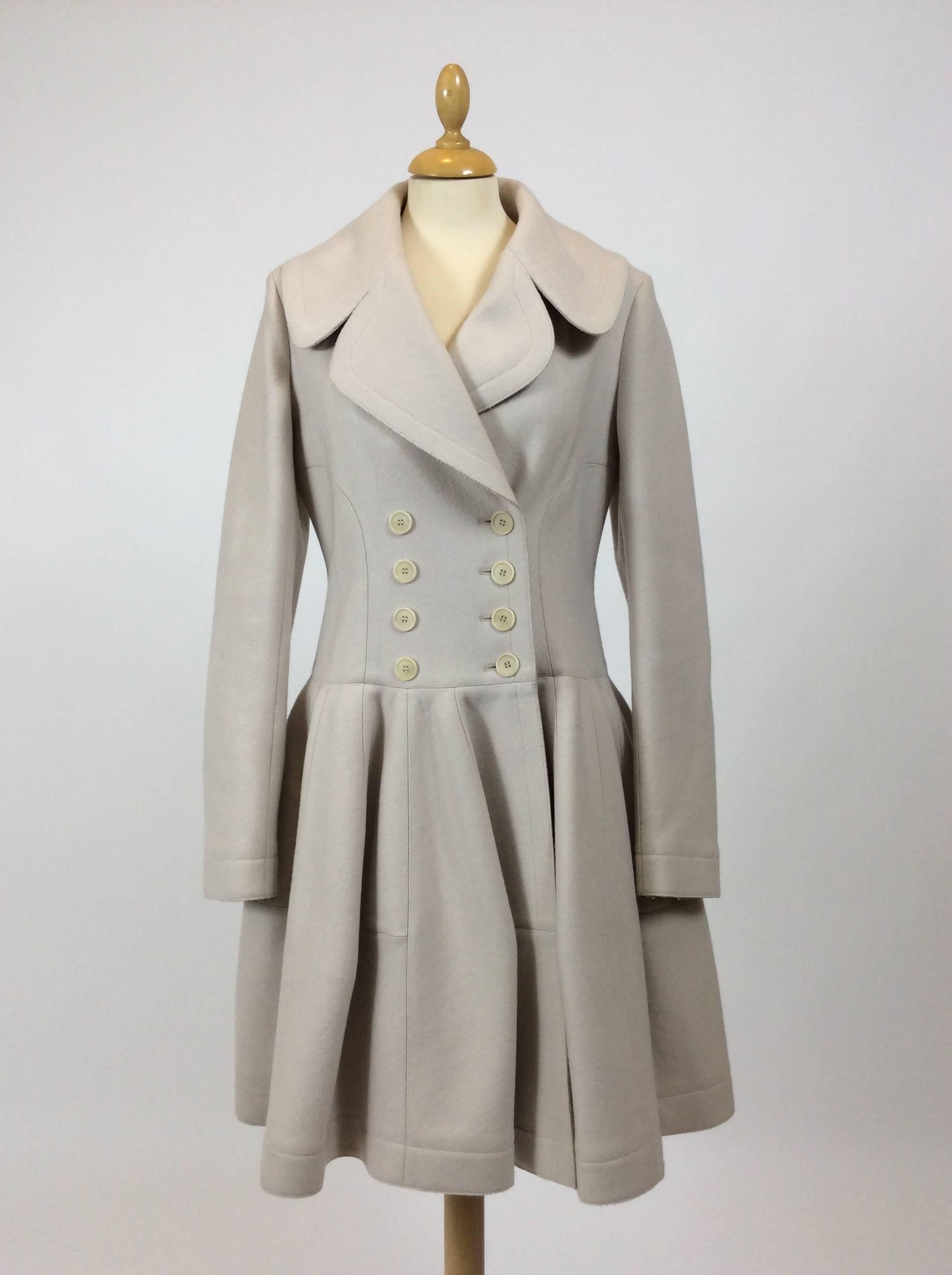 This gorgeous Azzedine Alaïa coat is in a cream cashmere fabric and has typical Alaia's signature line. It has double breasted buttons closure, pink satin lined and pleateds skirt.

Measurements:
Label size 40
Estimated size S/M
Shoulder 15