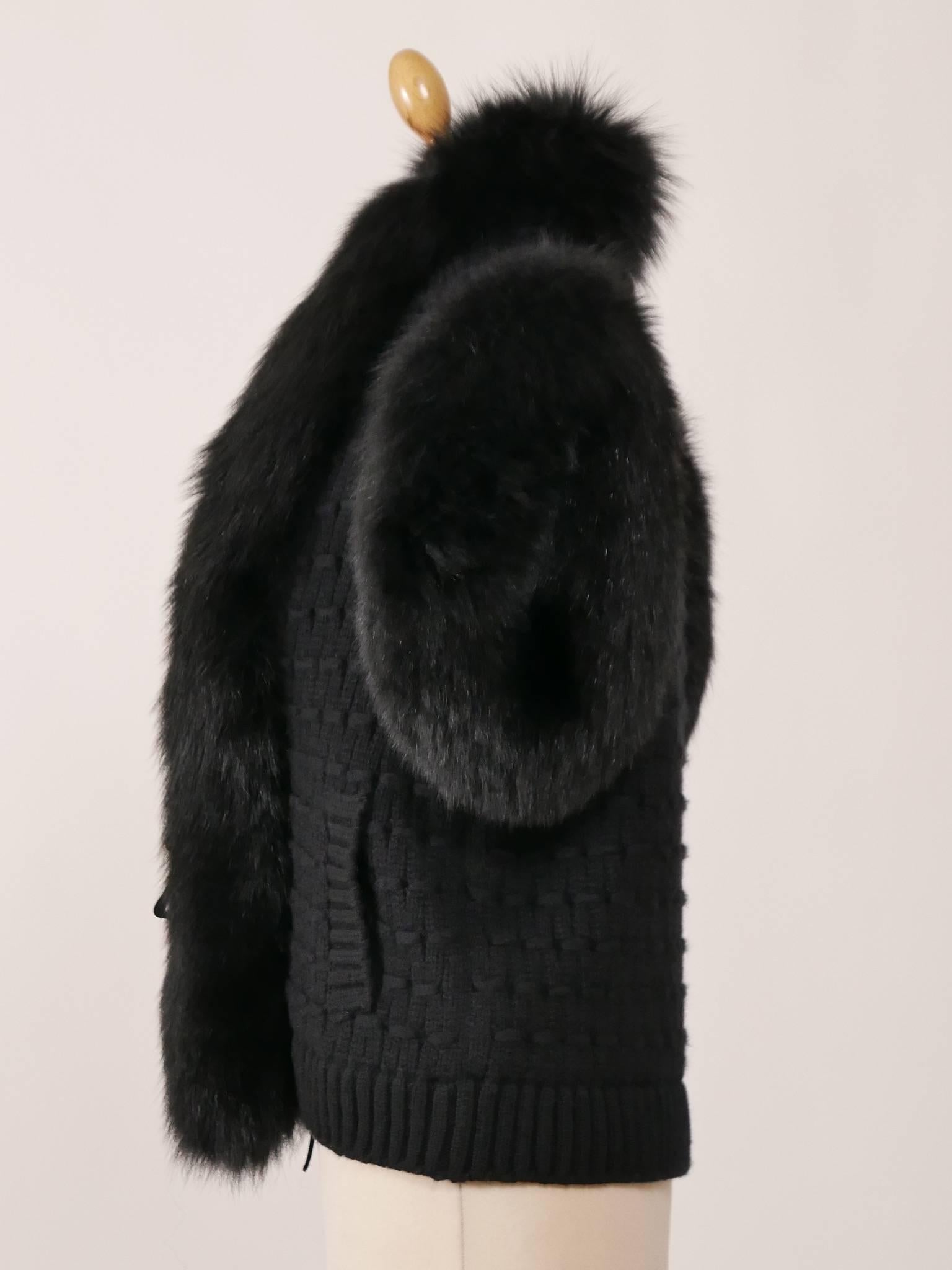 This amazing Valentino sweater jacket is in a black heavy cashmere ribbed knit with a gorgeous 100% black fox fur trim. It is closed by two velvet straps, two side pockets and is fully lined. 

Measurement:
Label size S
Estimeted size