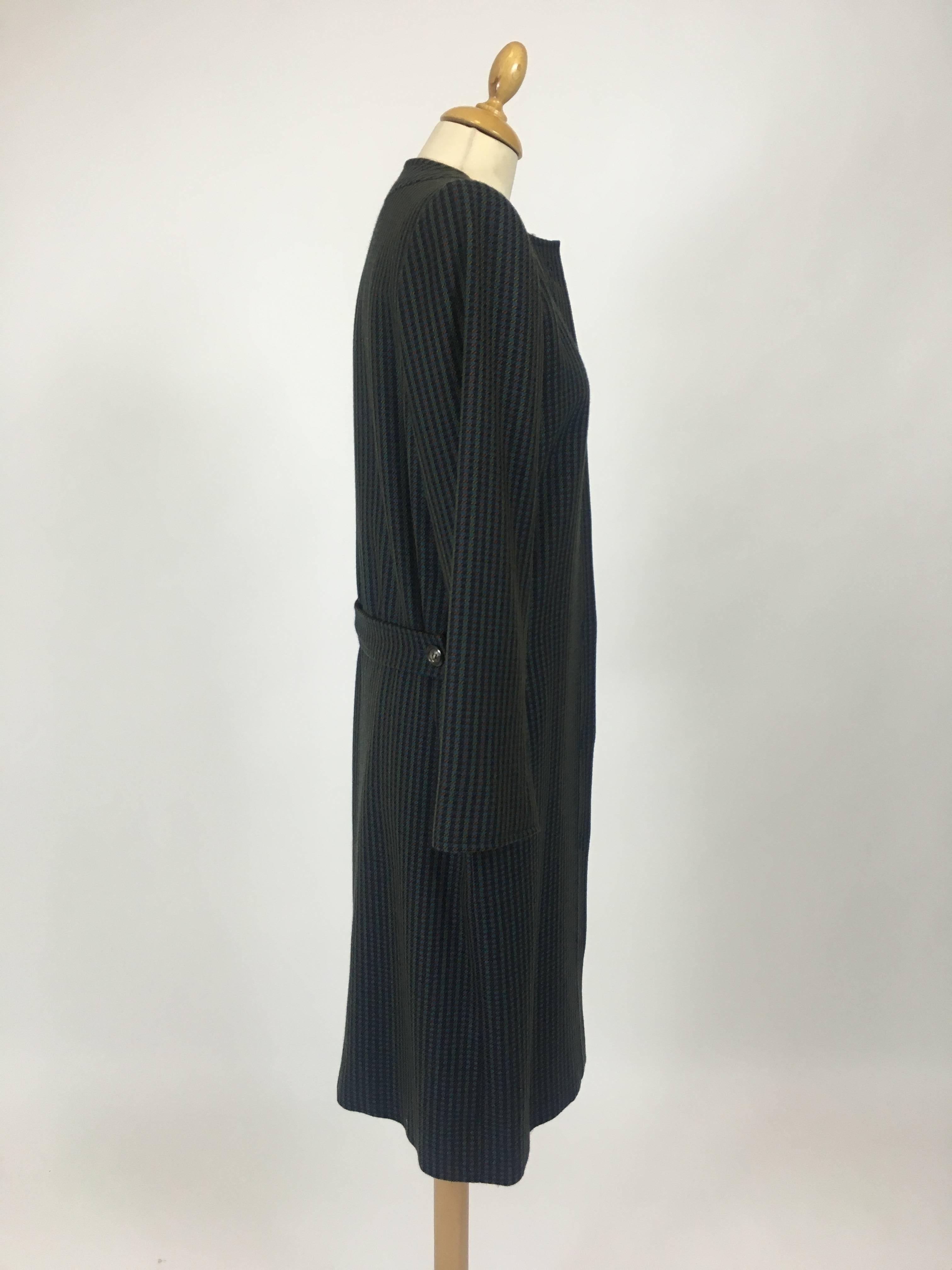 This lovely 1980s Saint Laurent overcoat is in a woolen checkered fabric. It has a martingale, two side pockets, long sleeves with 2 buttons and is fully lined. It has slightly padded shoulders with the typical line of YLS. 

Very Good vintage
