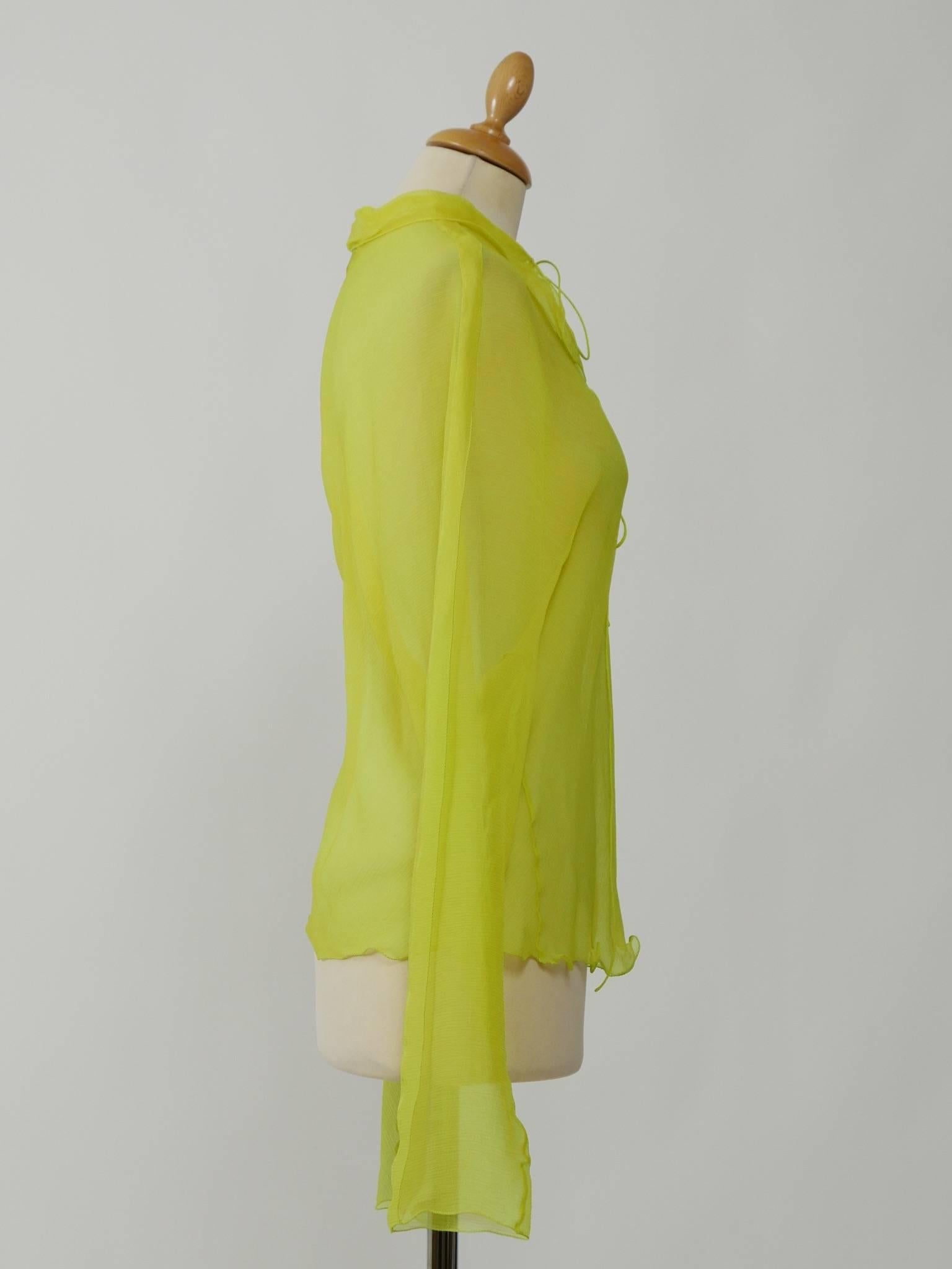 This gorgeous Fendi blouse shirt is in a yellow lime stretch organdy silk fabric. It has long sleeves and tie closure.

Very good vintage condition. 

Label: Fendi - Made in Italy 
Fabric: silk
Color: yellow lime

Measurement
