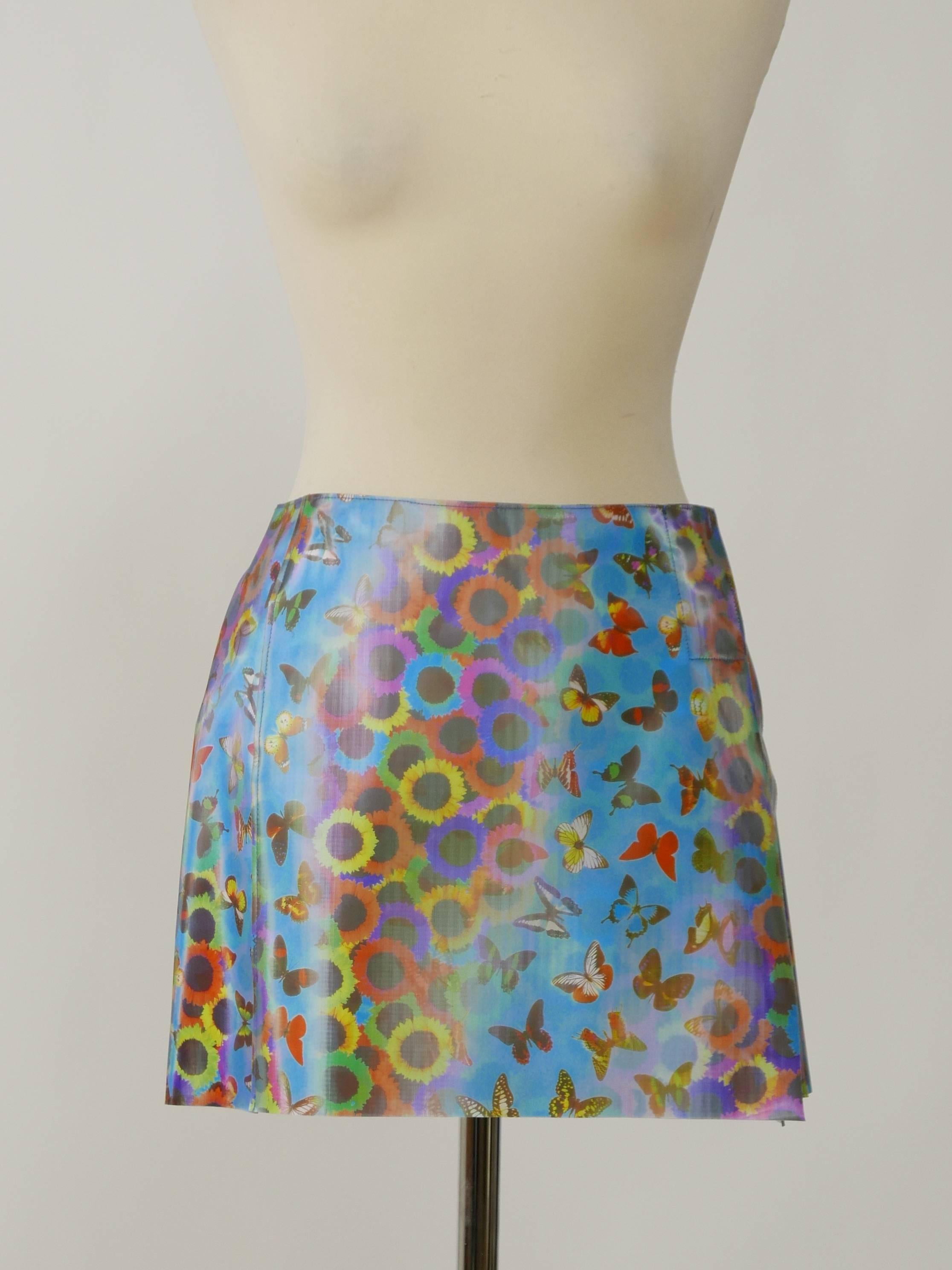This amazing Dolce & Gabbana mini skirt is in a butterfly and sunflowers holographic print PVC . It has side velcro closure. 

New condition w/tag

Label: Dolce & Gabbana - Made in Italy
Fabric: PVC
Color: