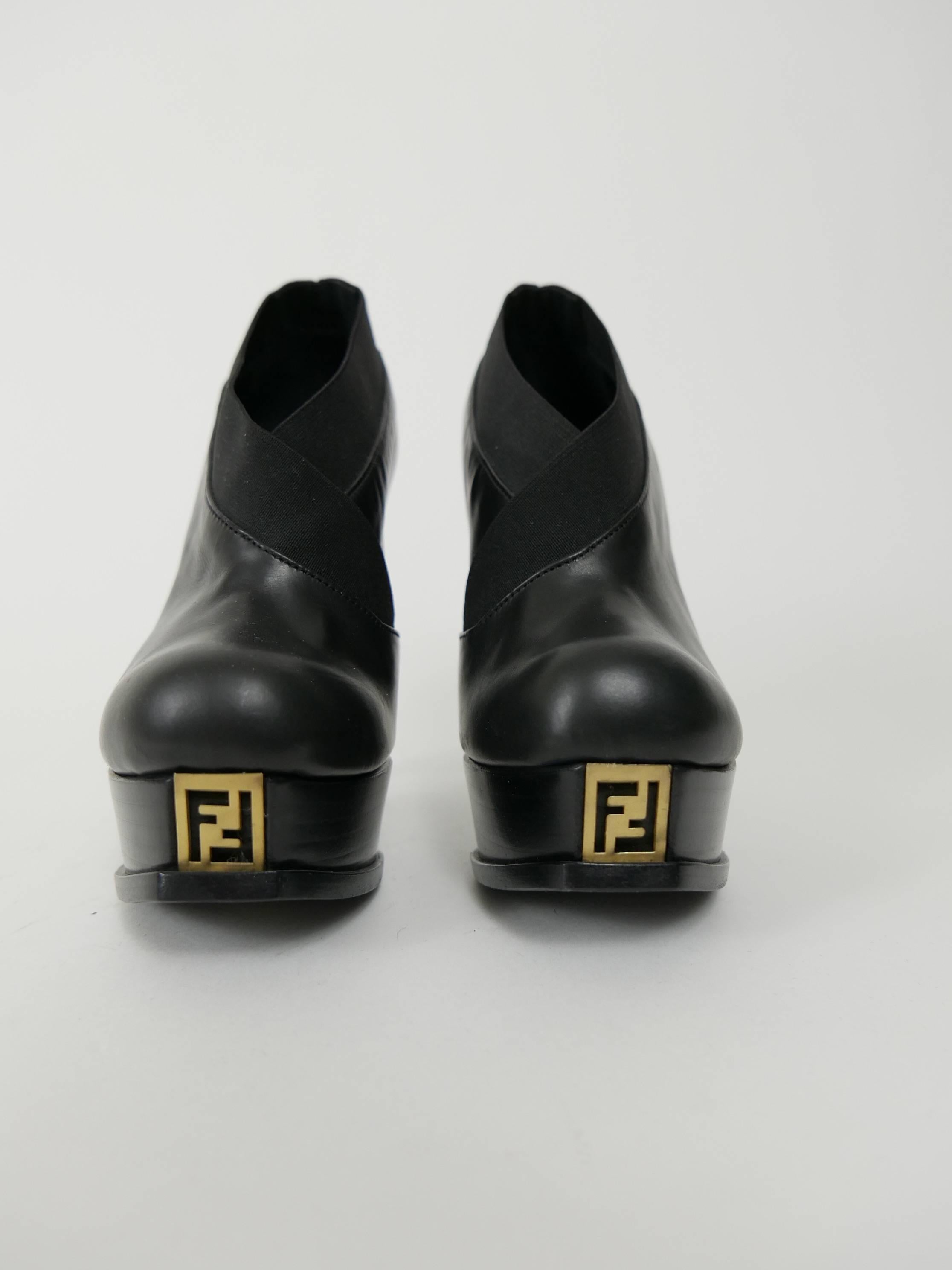 These feminine and lovely Fendi ankle boots are in black leather. They have elastic band that clings around and frontal platform metal Logo.
They have a classic and sophisticated platform and high heels.

Very good condition.

Brand: Fendi -