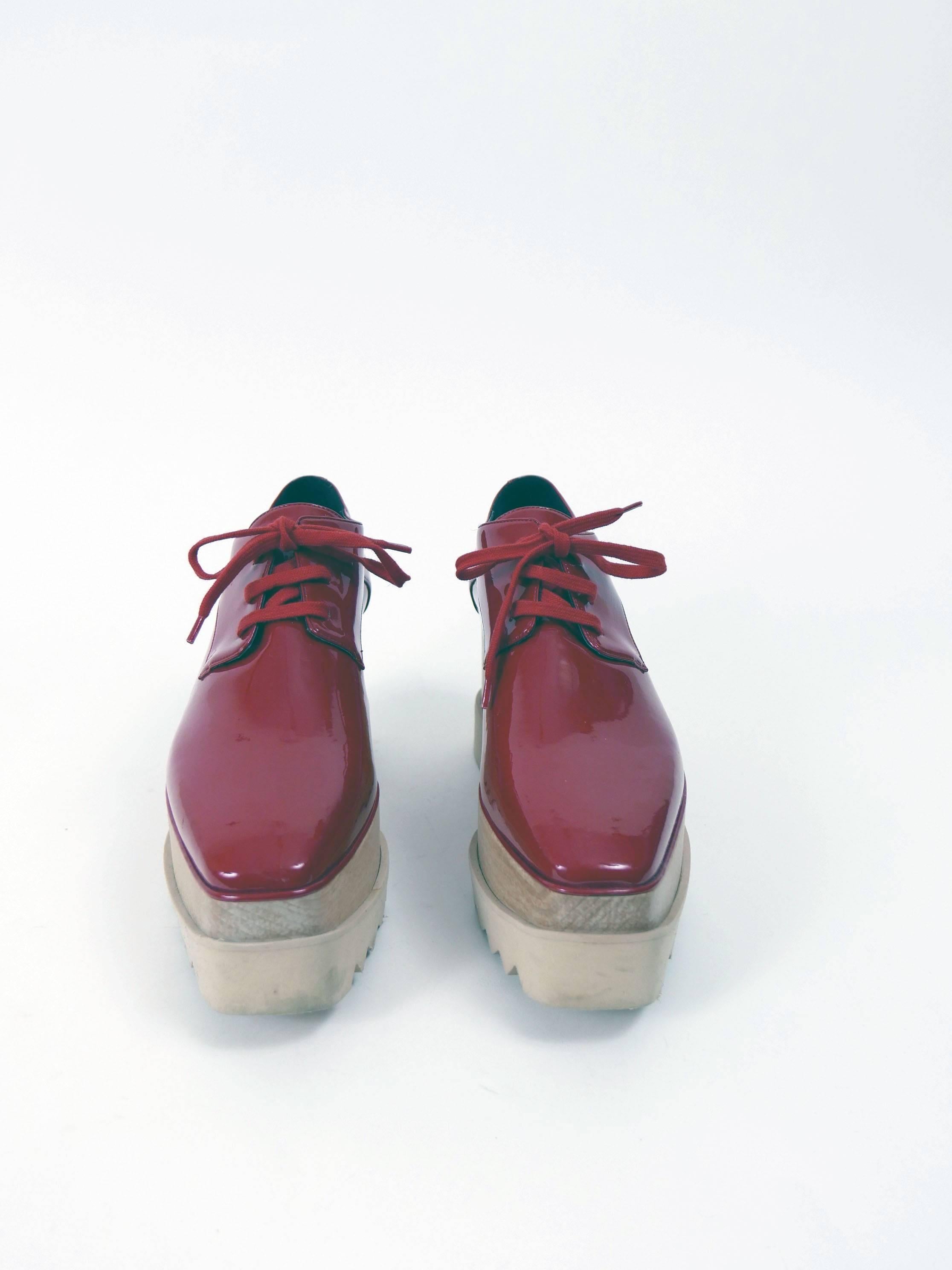 These gorgeous masculine-inspired lace-ups shoes are given the Stella McCartney touch with a sustainable wooden platform and a saw-edge rubber sole. The statement design is finished with a squared toe. 
Wear them in this gorgeous red hue to add