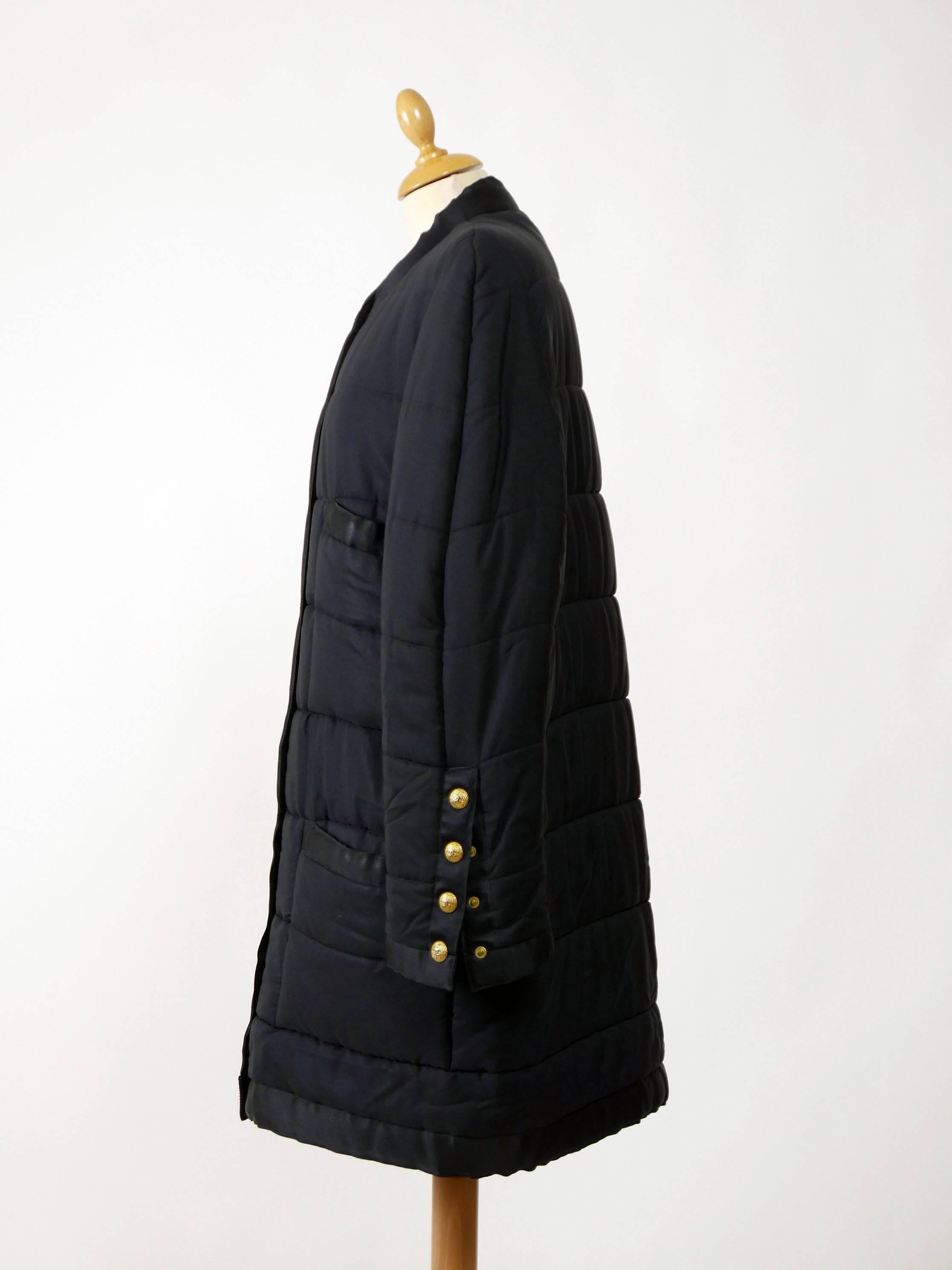 This lovely Chanel quilted coat is in black satin with black trim and gold tone CC logo snap buttons. It has four front pockets and it's fully lined.

Very good vintage condition

Label : Chanel Boutique
Fabric: satin
Color :
