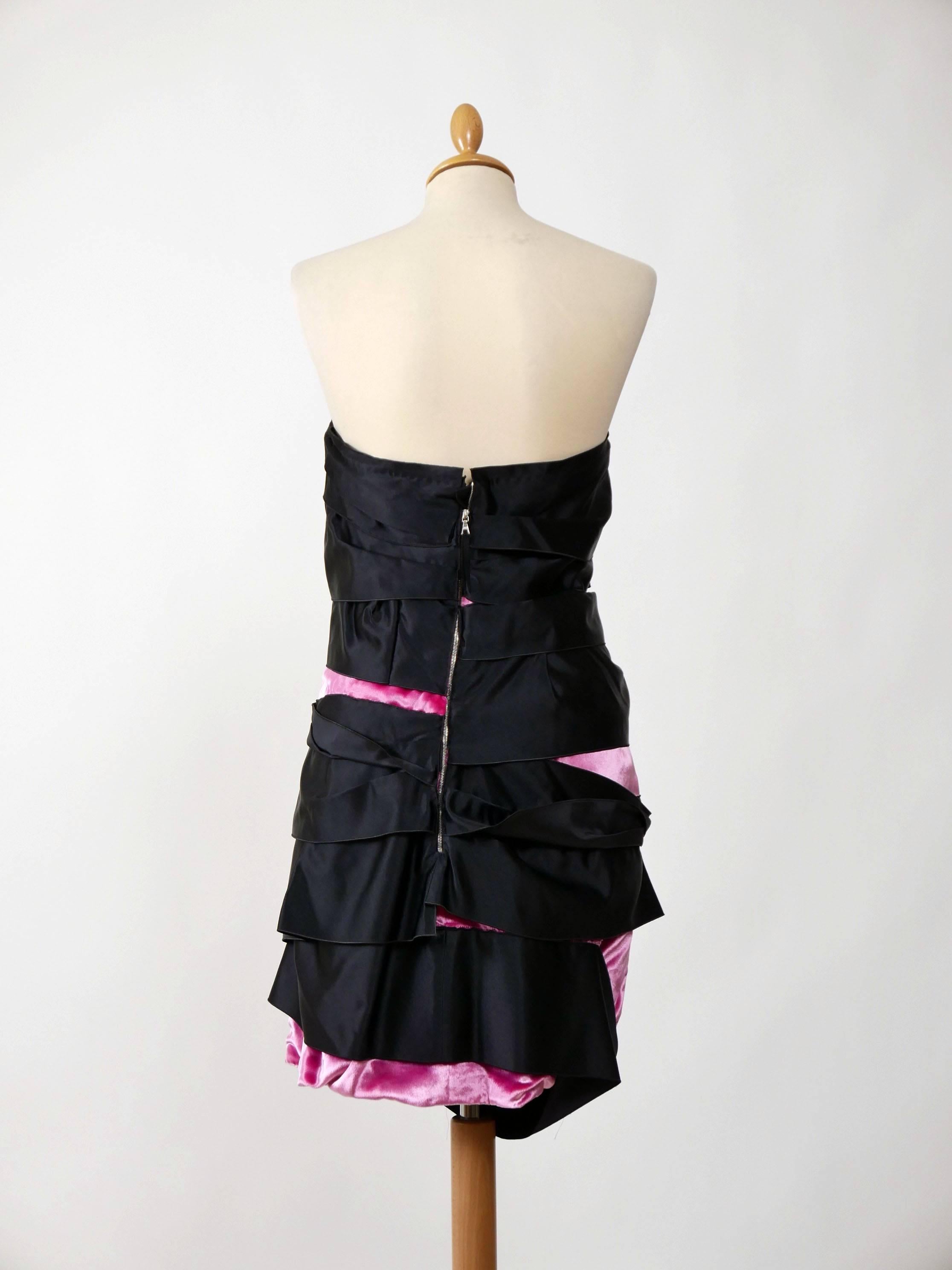 This lovely Marc Jacobs strapless mini dress is in black and pink taffeta fabric. It has back zip closure and silk satin lined.

Very good condition

Label: Marc Jacobs
Fabric: silk
Color :black/pink

Measurement:
Label size 4
Estimeted