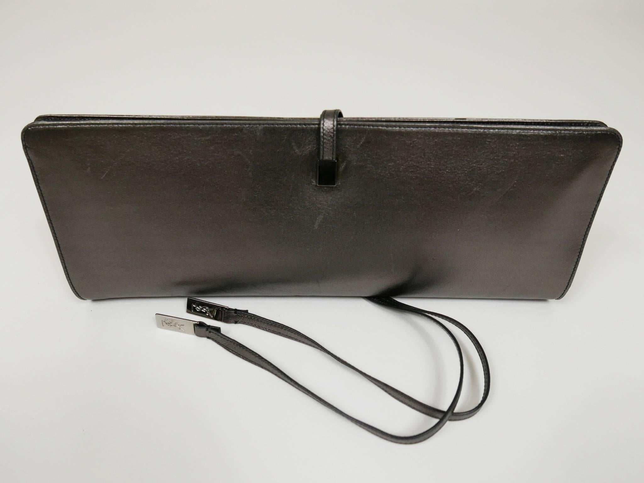 YVES SAINT LAURENT Metallic Gray Leather Clutch Purse In Good Condition In Milan, Italy