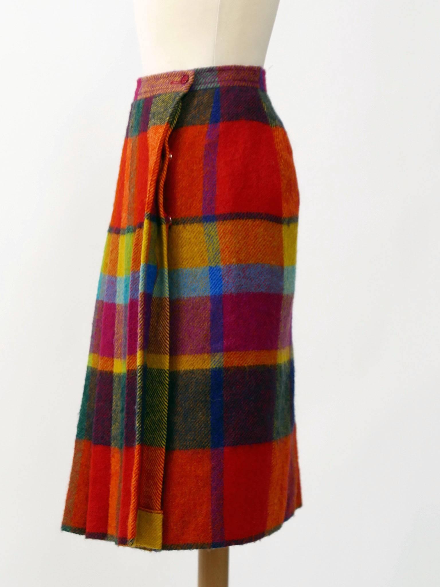 This lovely Yves Saint Laurent 1980s pleateds skirt is in a red and yellow plaid tartan wool fabric. It has wrap closure with snaps and buttons and is fully lined. 

Very good vintage condition

Label: Yves Saint Laurent Rive Gauche - Made in