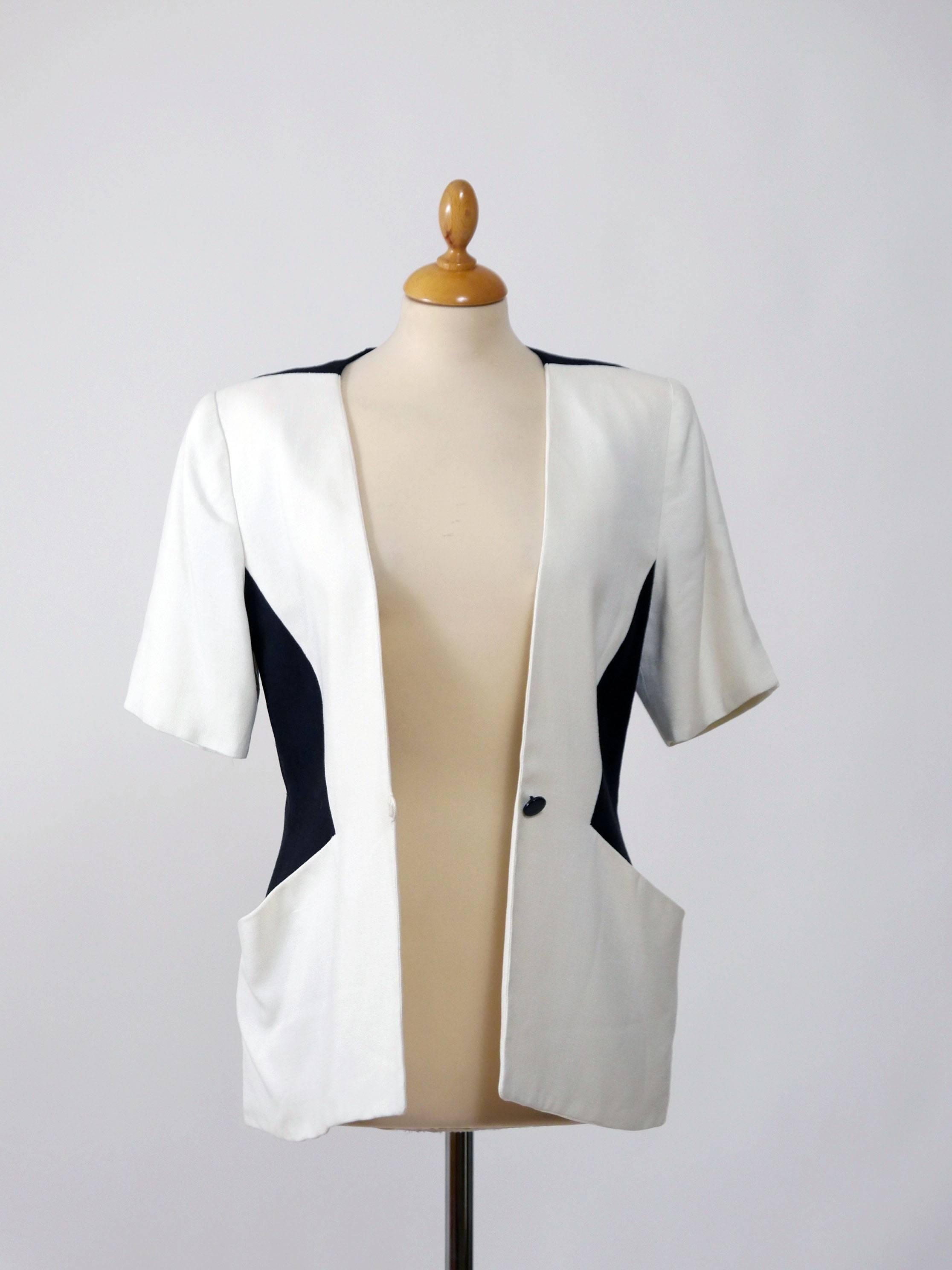 This gorgeous Nina Ricci jacket is in a black and white viscose fabric and has typical 80s signature body. It has short sleeves, padded shoulder, one button closure and frontal pockets. It's fully lined. 

Very good vintage condition

Label: