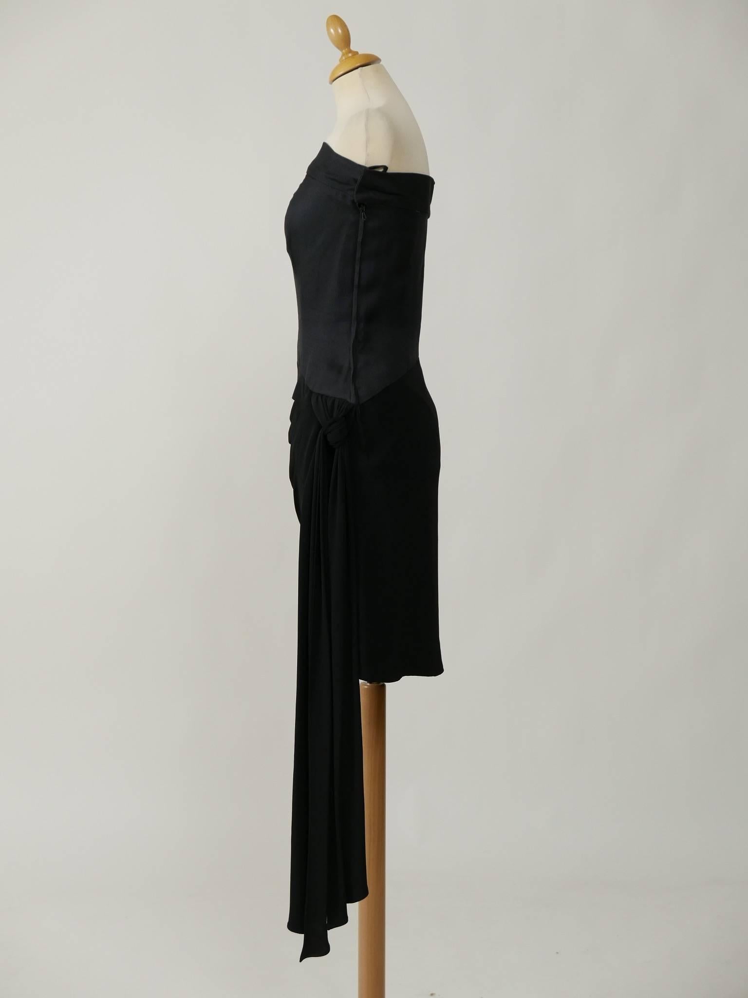 This amazing Saint Laurent 1980s strapless cocktail dress is in a black linen and silk crepe fabric. It has boning bodice, side zip closure and is satin lined. 

Very Good vintage condition

Label: Saint Laurent Rive Gauche
Fabric: