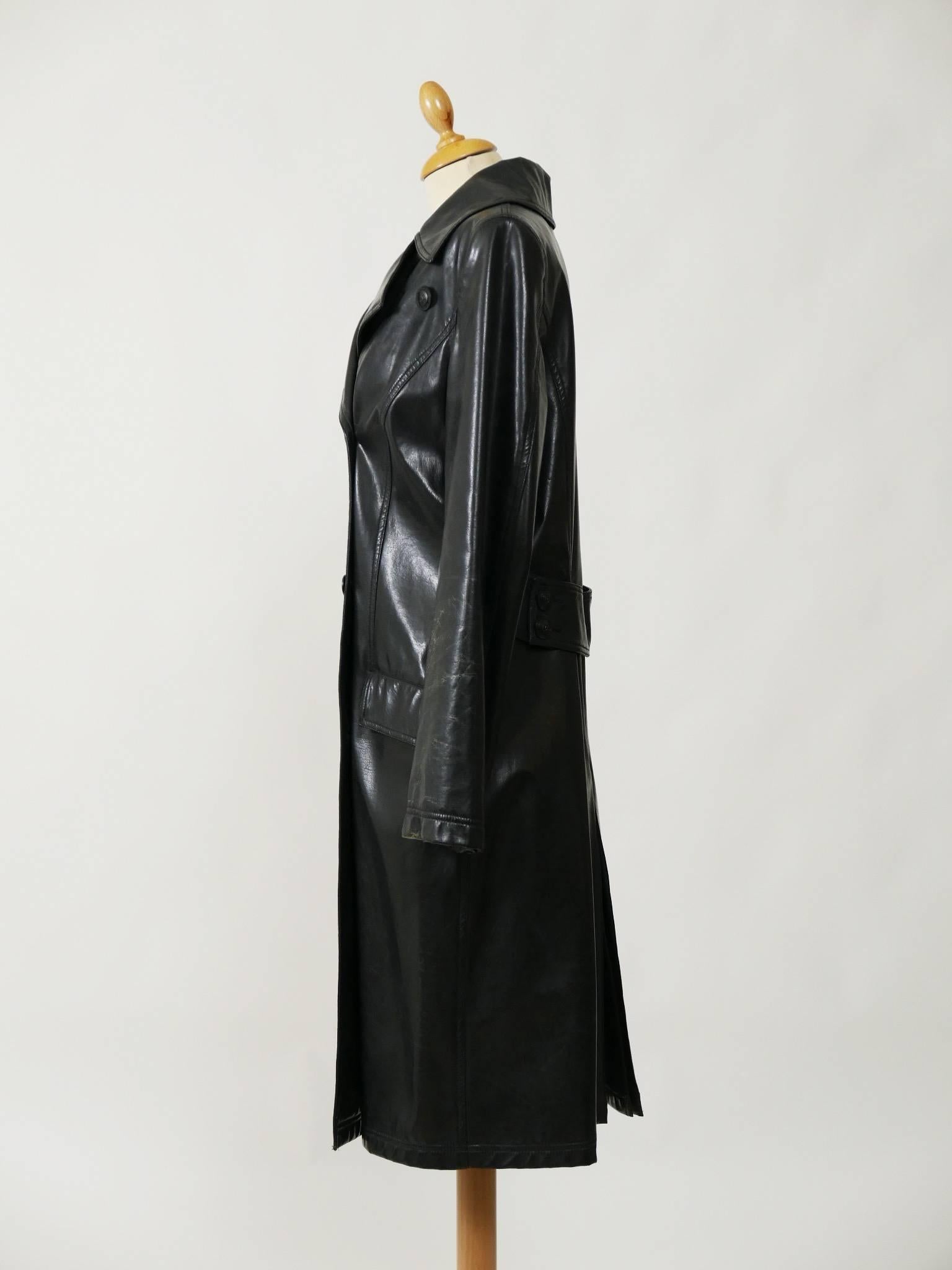 1990s GIANNI VERSACE Black Leather Trench Coat In Good Condition For Sale In Milan, Italy