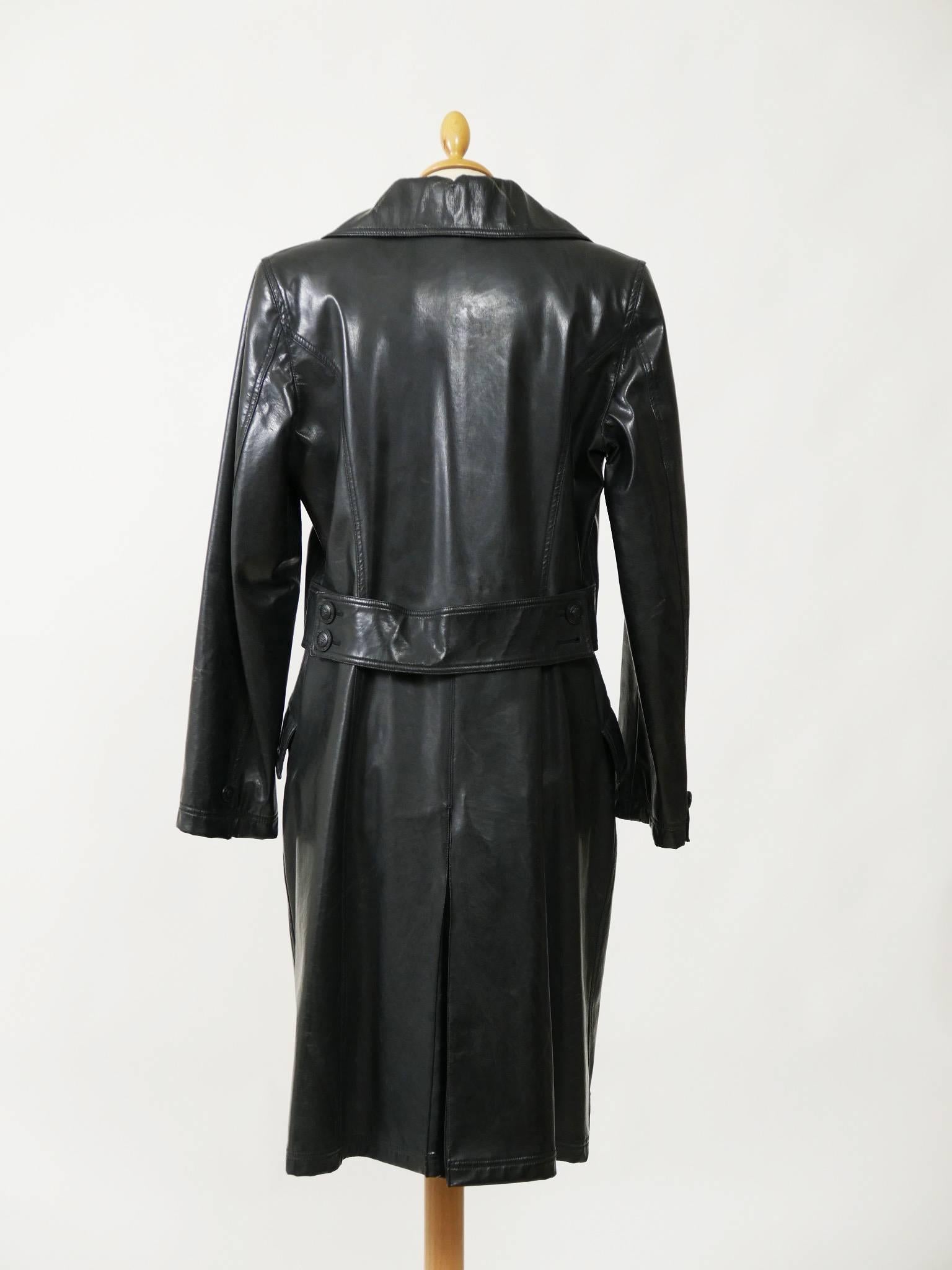 This awesome Gianni Versace trench coat is in a black soft leather. It has double-breasted closure and two front pockets. It has a martingale on the back and it's fully lined with black warm woolen fabric. 

Good vintage condition

Label: Gianni